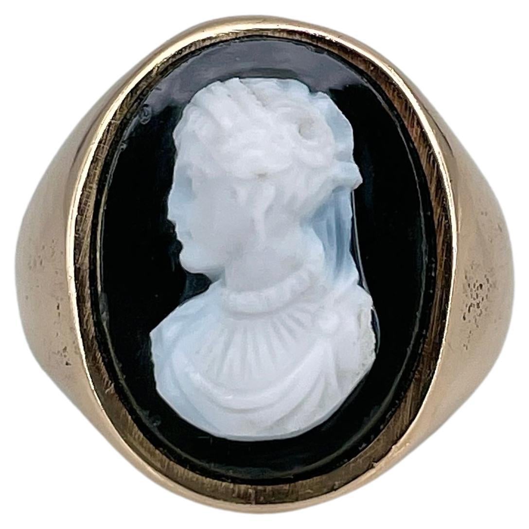 Anello da cocktail di metà secolo in oro 18 carati con onice nero e cammeo femminile rivolto verso sinistra