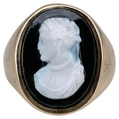 Bague de cocktail du milieu du siècle en or 18 carats avec onyx noir et camée de dame tourné vers la gauche