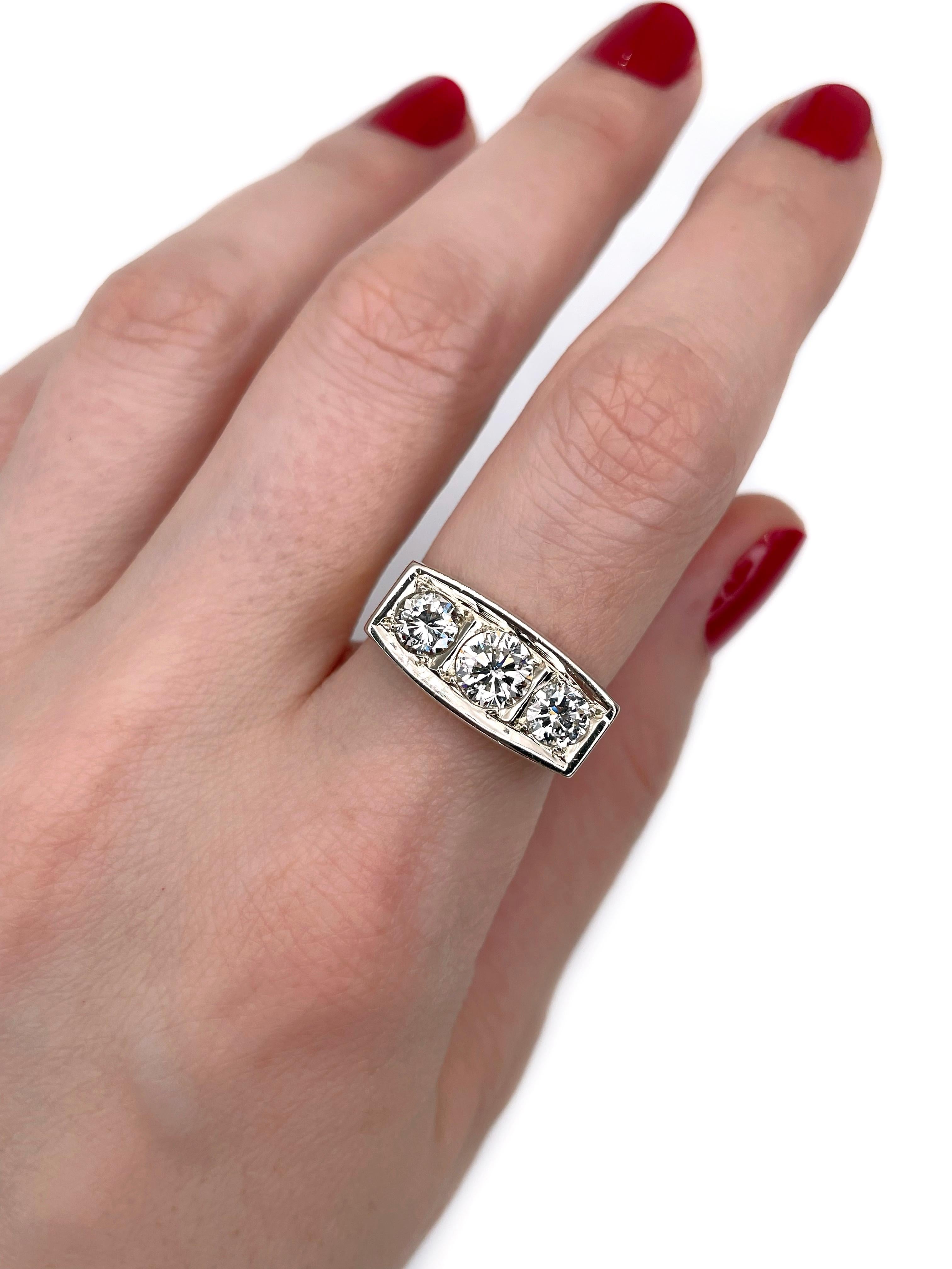 Si tratta di un anello a tre pietre realizzato in oro 18 carati. Il pezzo presenta 3 diamanti. Circa 1950. 

Firmato con 
