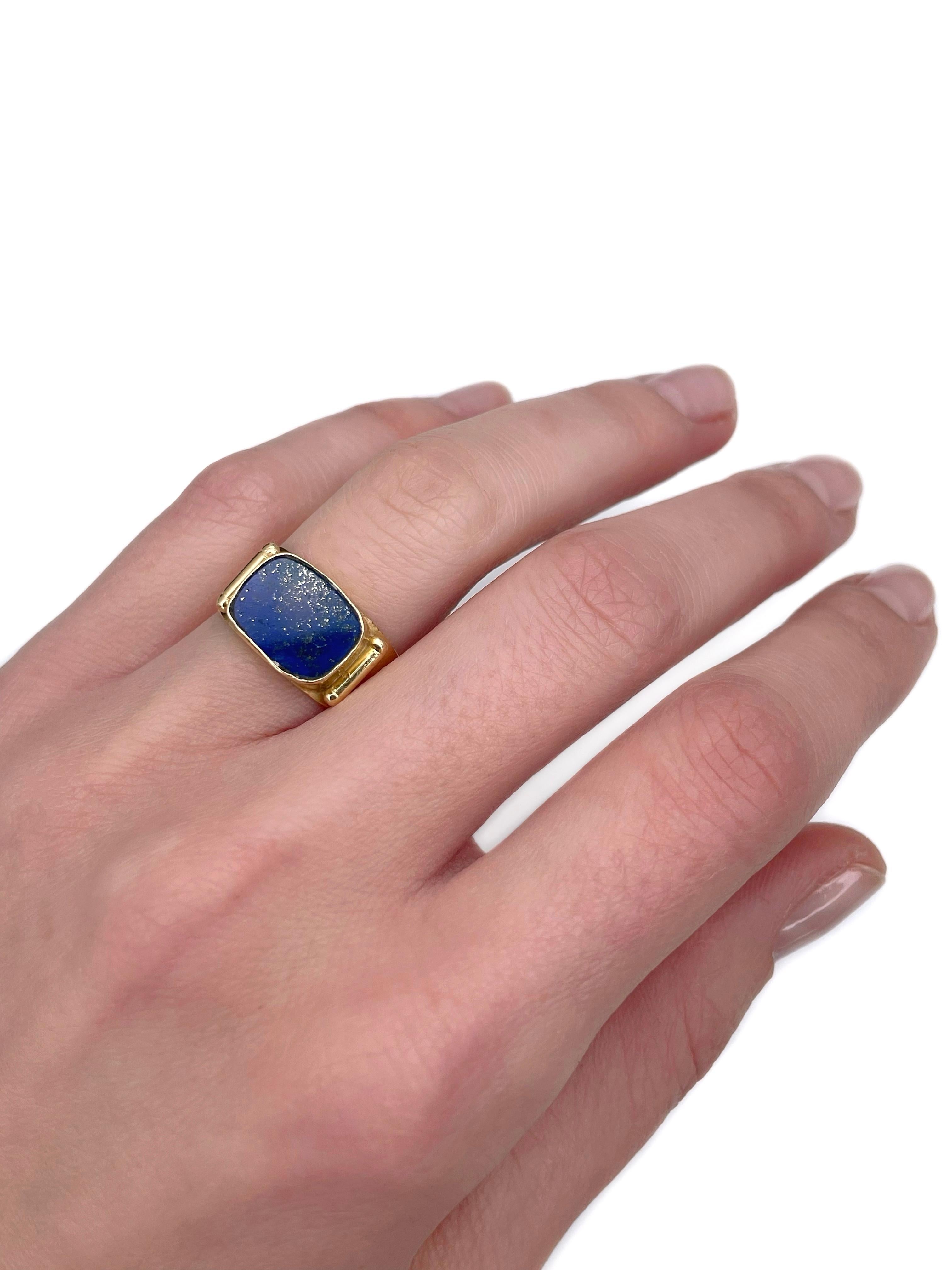 This is a Mid Century signet ring crafted in 18K yellow gold. Circa 1950. 

It features rectangle lapis lazuli. 

Could be a perfect pinky ring.

Weight: 4.78g
Size: 16 (US 5.25)

IMPORTANT: please ask about the possibility to resize before