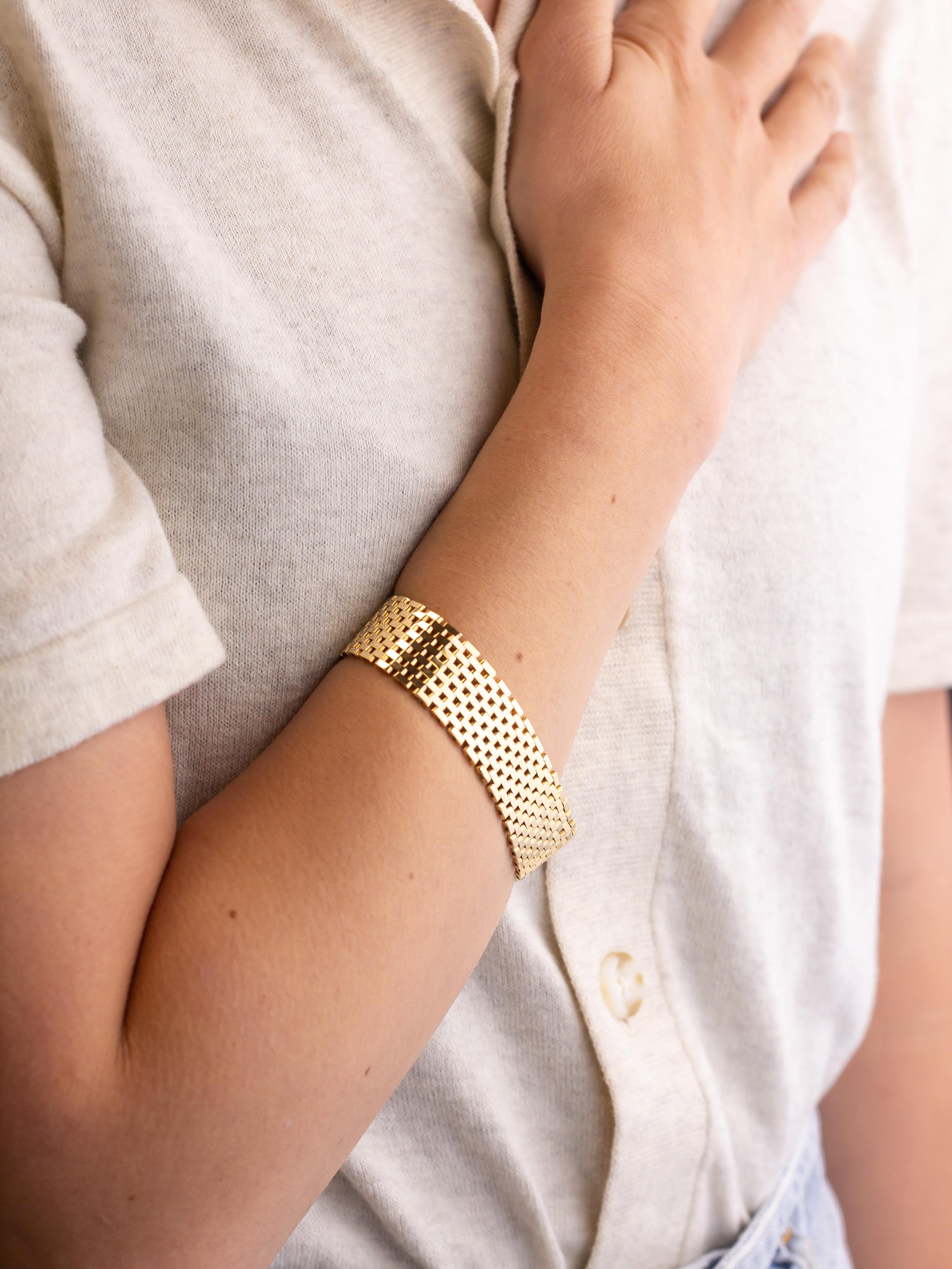 Ce bracelet à maillons a été fabriqué au milieu du XXe siècle en or jaune 18 carats. Le lourd bracelet a été fabriqué en 1971, comme en témoigne la date indiquée sur son fermoir, et porte un poinçon en or de Suède. Le bracelet est dans le style