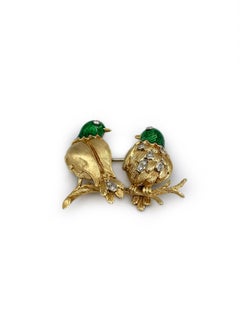 Broche en or 18 carats représentant deux oiseaux sur une branche en émail vert et diamants, milieu du siècle dernier