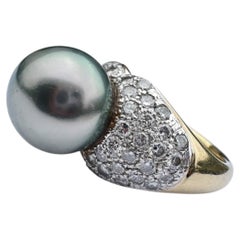 Perle de Tahiti de 12 mm, datant du milieu du siècle, en or 18 carats, sertie de diamants totalisant 1,50 carat