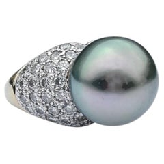 Perle de Tahiti de 12 mm, datant du milieu du siècle, en or 18 carats, sertie de diamants totalisant 1,50 carat