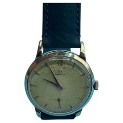 Reloj Omega de cuerda manual de oro de 18 quilates de mediados de siglo 1960