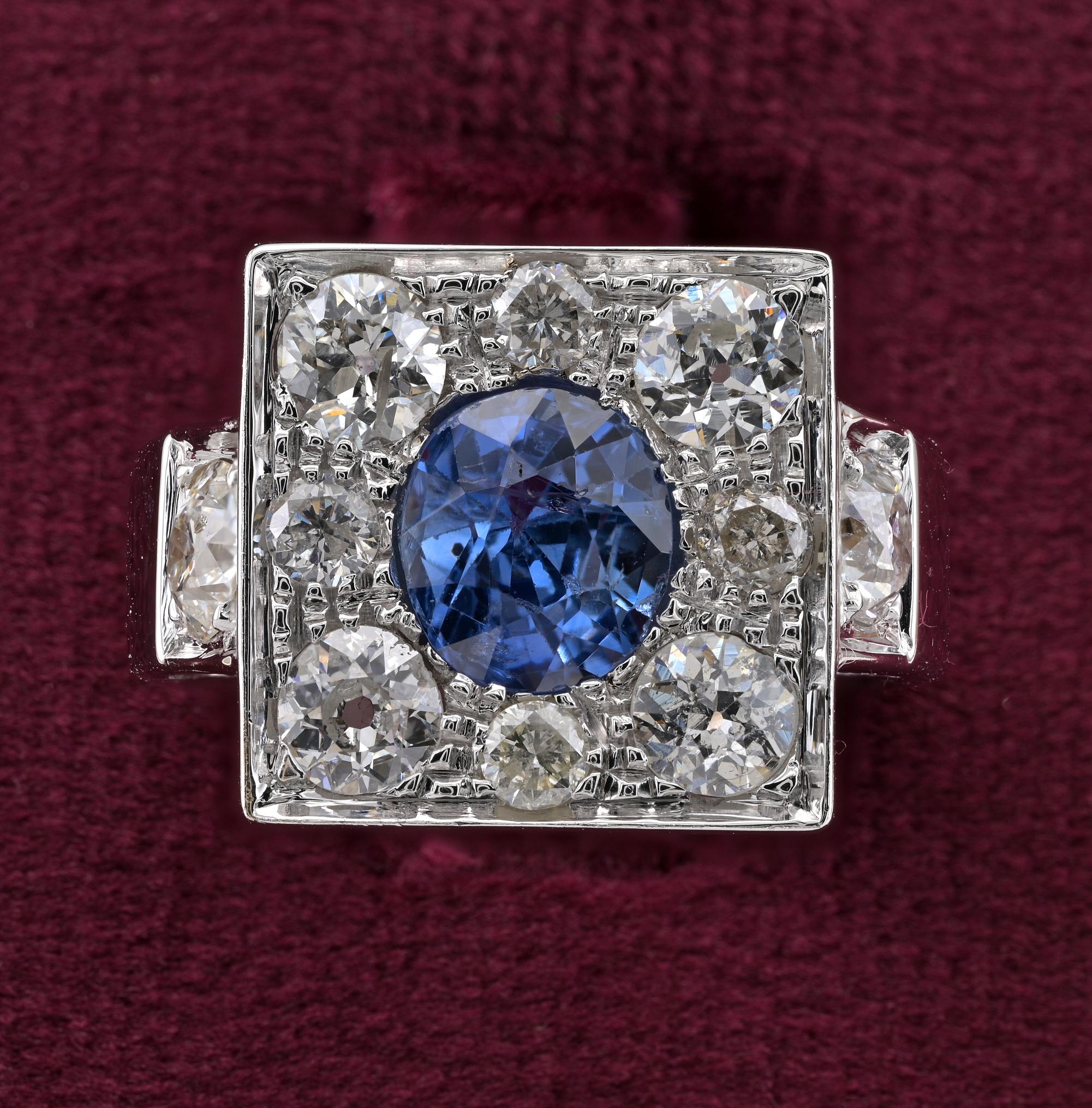 This outstanding Diamond and Sapphire ring is mid century, or late Retro
18 Kt white gold, sturdy, well hand constructed mounting quite different and unique
The squarish crown raises up with an impressive impact of gemstones joined to a wide plain