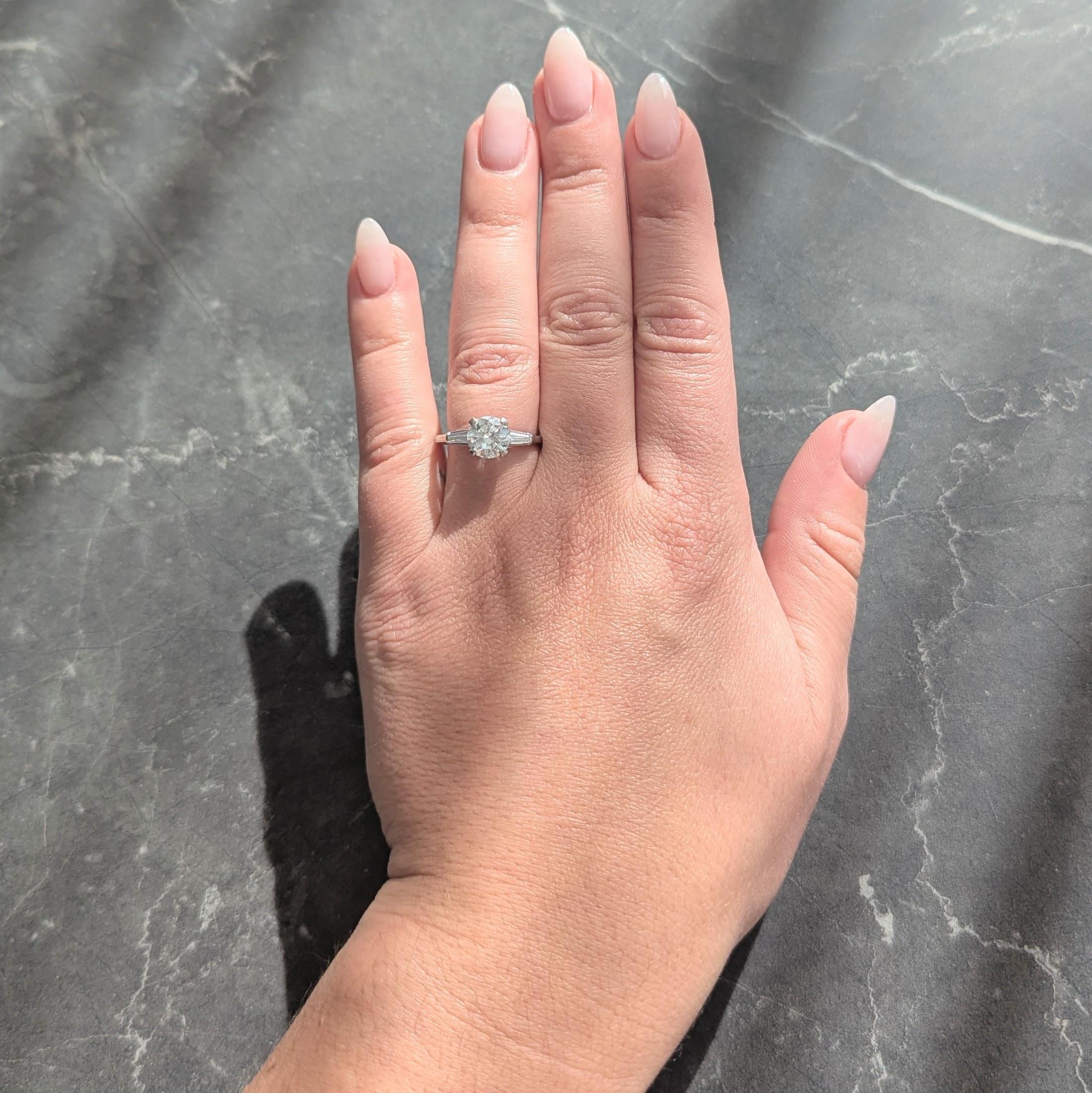 Al centro un diamante rotondo taglio brillante del peso totale di 1,46 carati - colore F con purezza VS2
Cestello incastonato e affiancato da spalle a cattedrale con diamanti taglio baguette affusolati.
Peso totale di circa 0,34 carati - Colore F/G