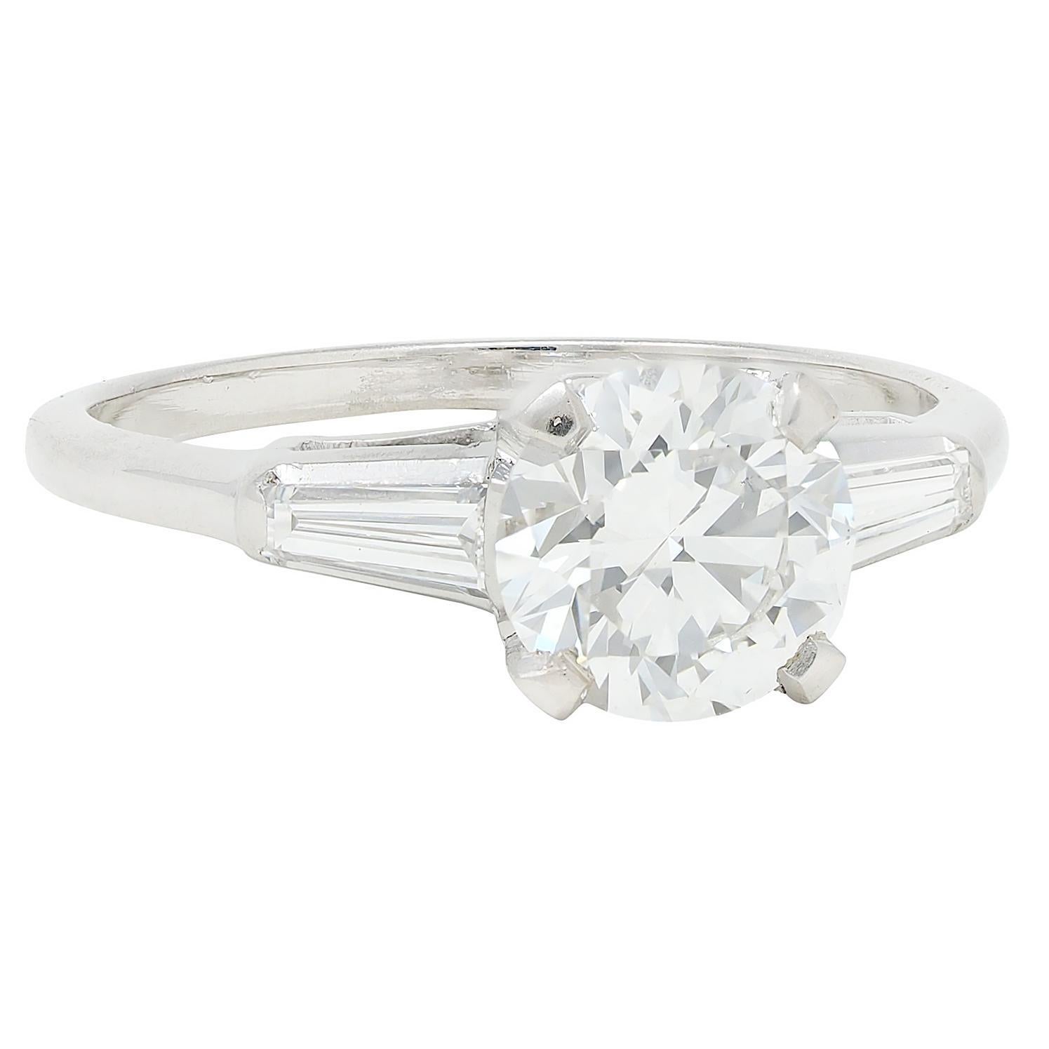 Moderno Anello di fidanzamento a tre pietre vintage con diamante di metà secolo da 1.80 CTW in platino GIA in vendita