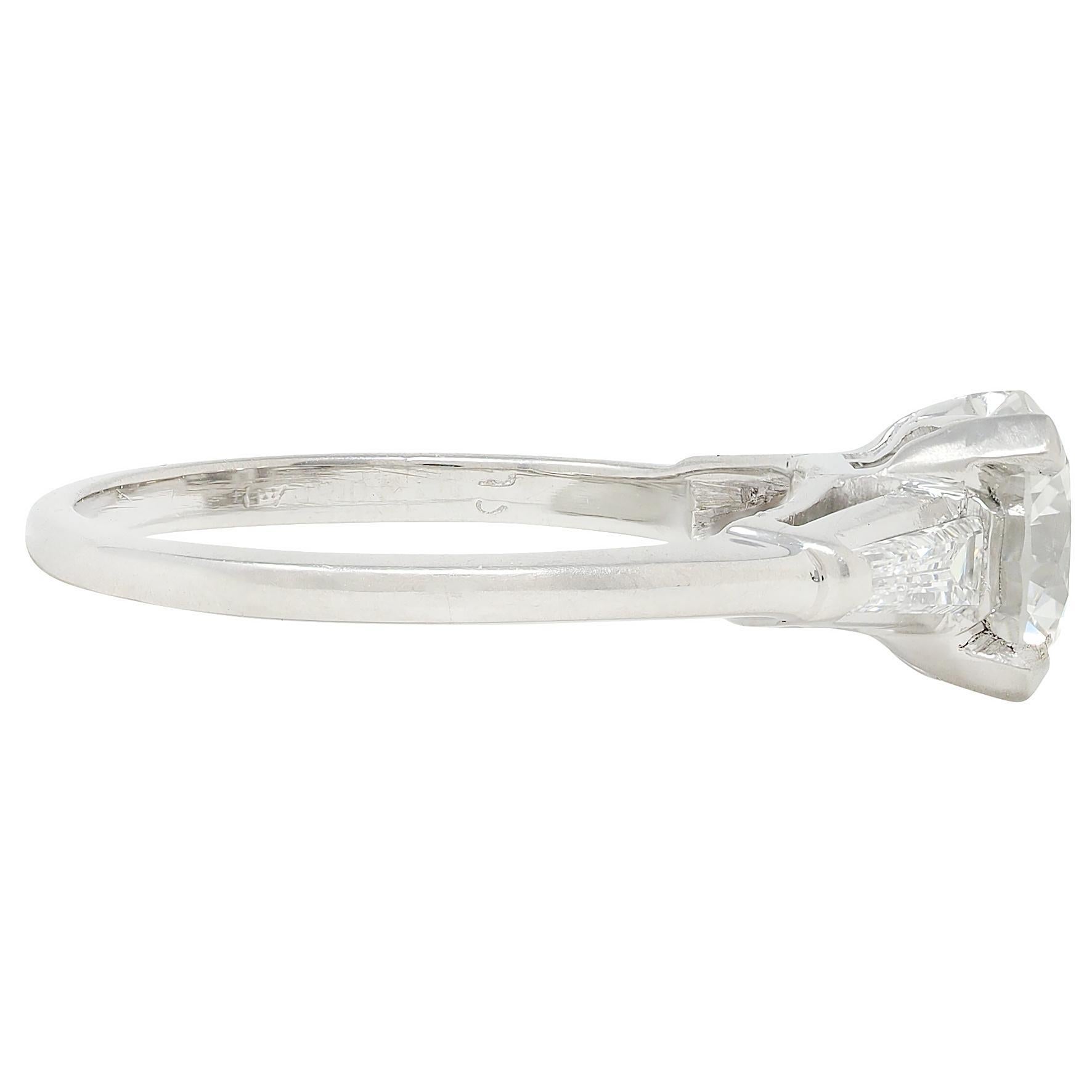 Taglio brillante Anello di fidanzamento a tre pietre vintage con diamante di metà secolo da 1.80 CTW in platino GIA in vendita