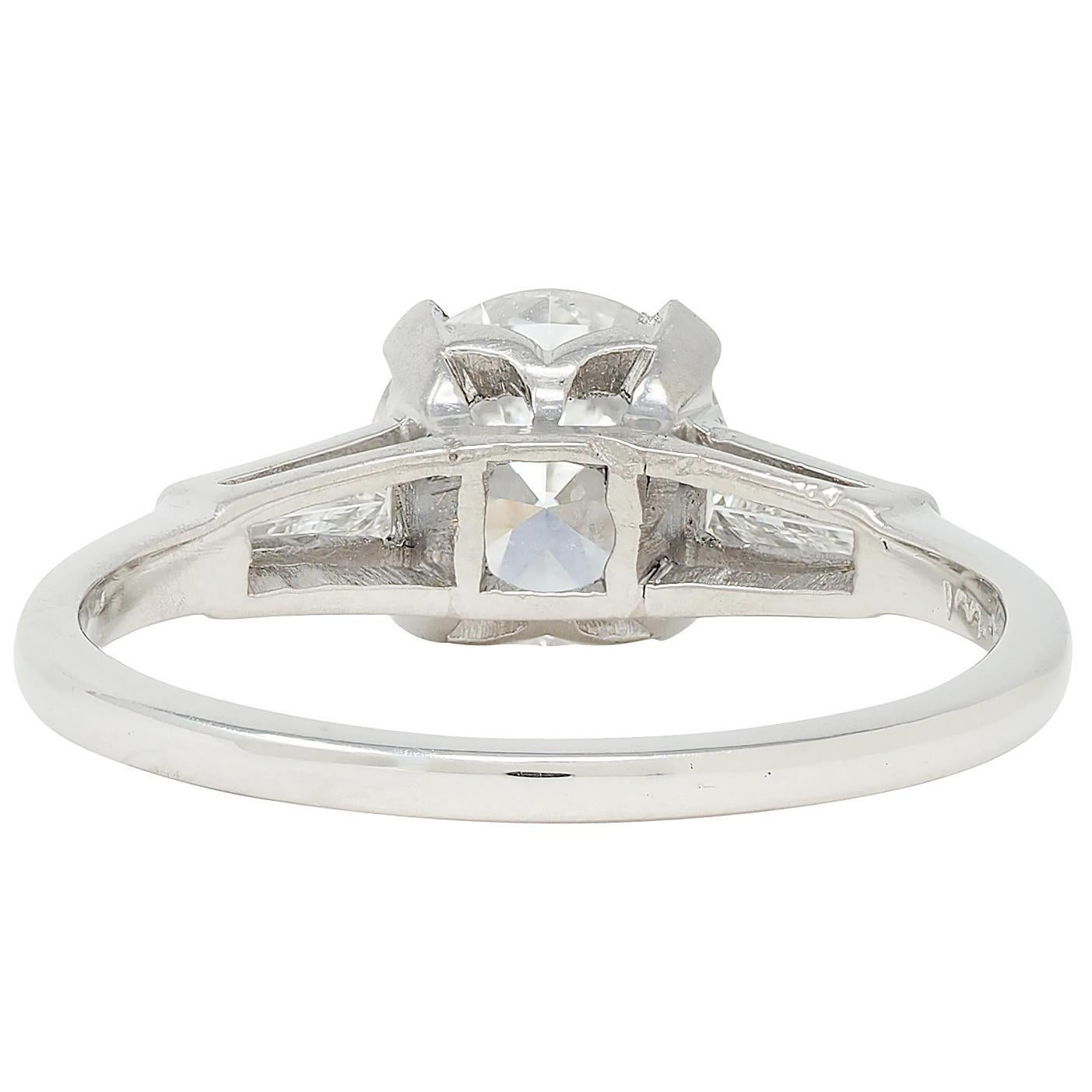 Anello di fidanzamento a tre pietre vintage con diamante di metà secolo da 1.80 CTW in platino GIA In condizioni ottime in vendita a Philadelphia, PA