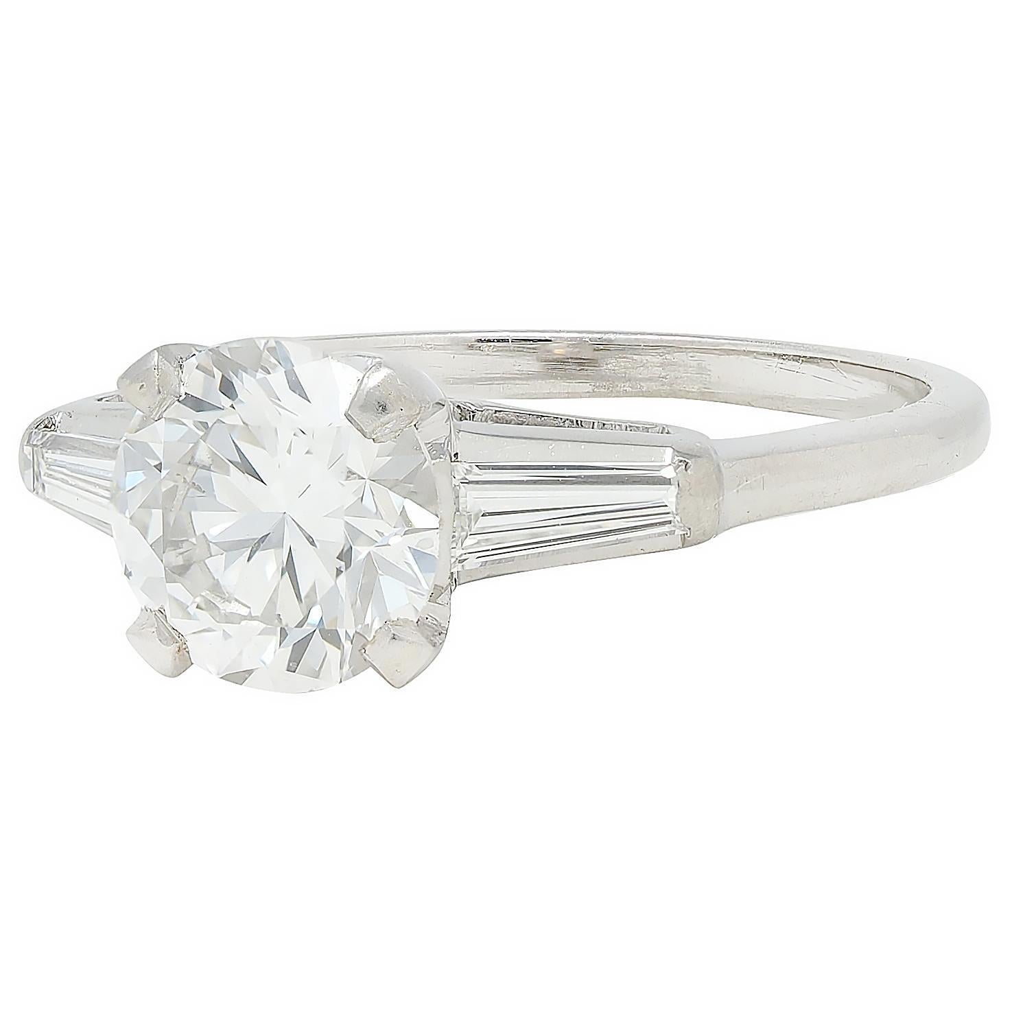 Anello di fidanzamento a tre pietre vintage con diamante di metà secolo da 1.80 CTW in platino GIA in vendita 1