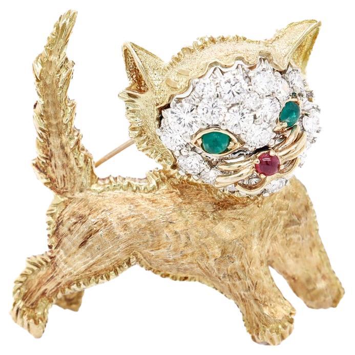 Broche de chat figurative du milieu du siècle en or 18 carats, diamants, émeraudes et rubis