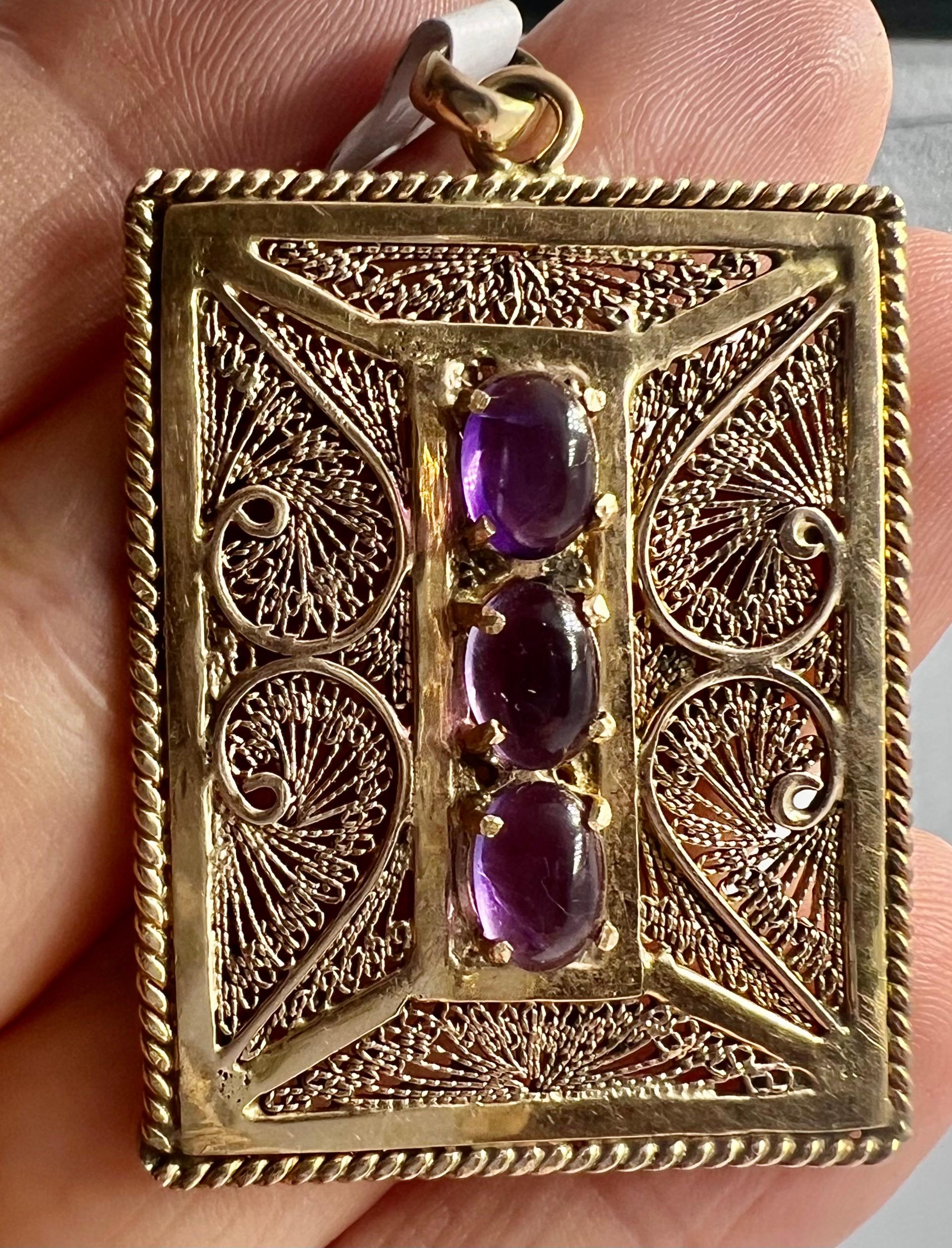 Mid-Century 18K Gold Filigree Pendant with Cabochon Amethysts In condizioni buone in vendita a SAINT-OUEN-SUR-SEINE, FR