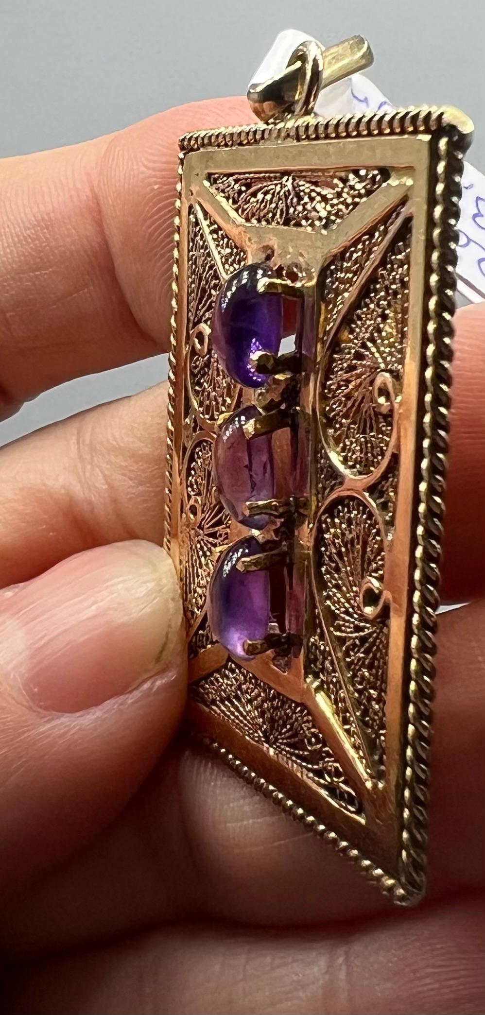 da uomo o donna Mid-Century 18K Gold Filigree Pendant with Cabochon Amethysts in vendita