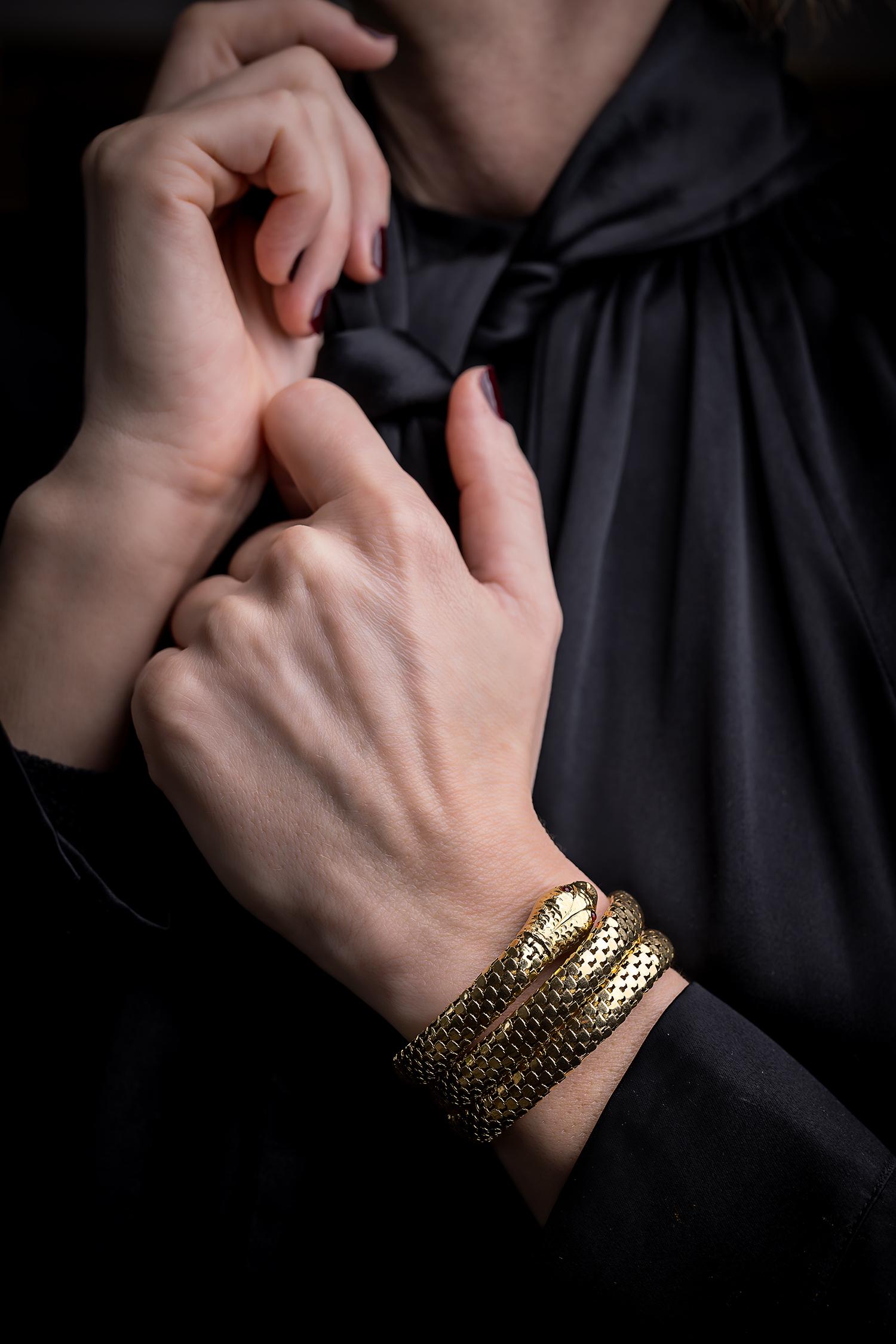Women's or Men's 1950s yellow gold Italian Snake Bracelet