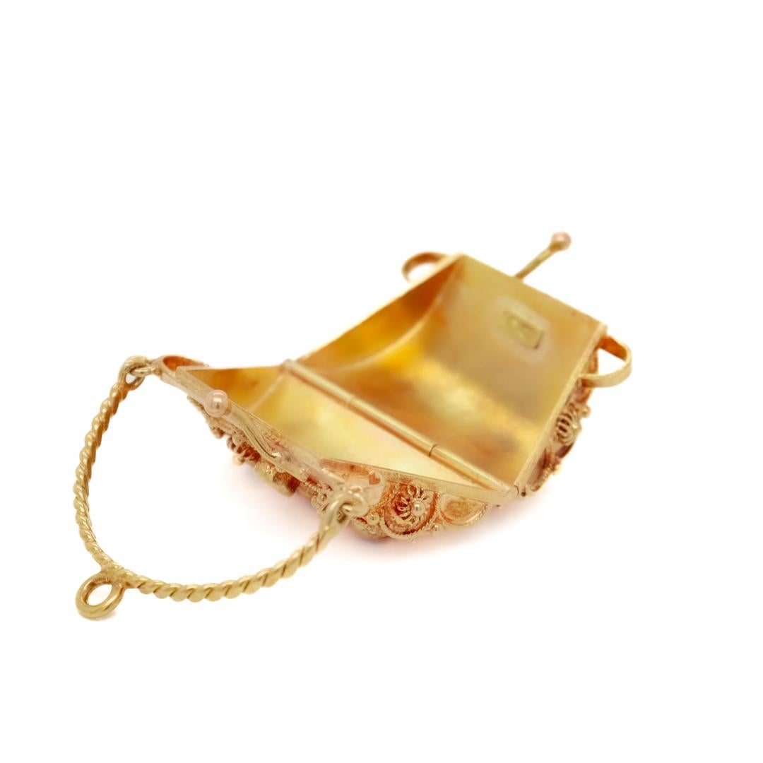 Pendentif ou breloque de sac à main figuratif du milieu du siècle en or 18 carats et serti de rubis en vente 3