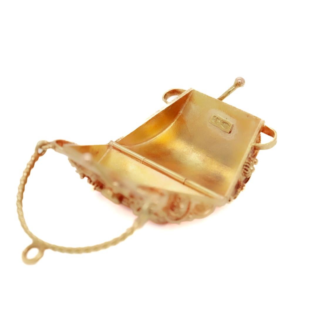 Pendentif ou breloque de sac à main figuratif du milieu du siècle en or 18 carats et serti de rubis en vente 4