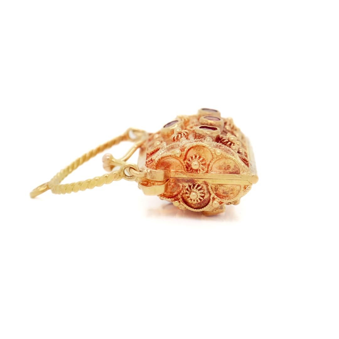 Pendentif ou breloque de sac à main figuratif du milieu du siècle en or 18 carats et serti de rubis Pour femmes en vente