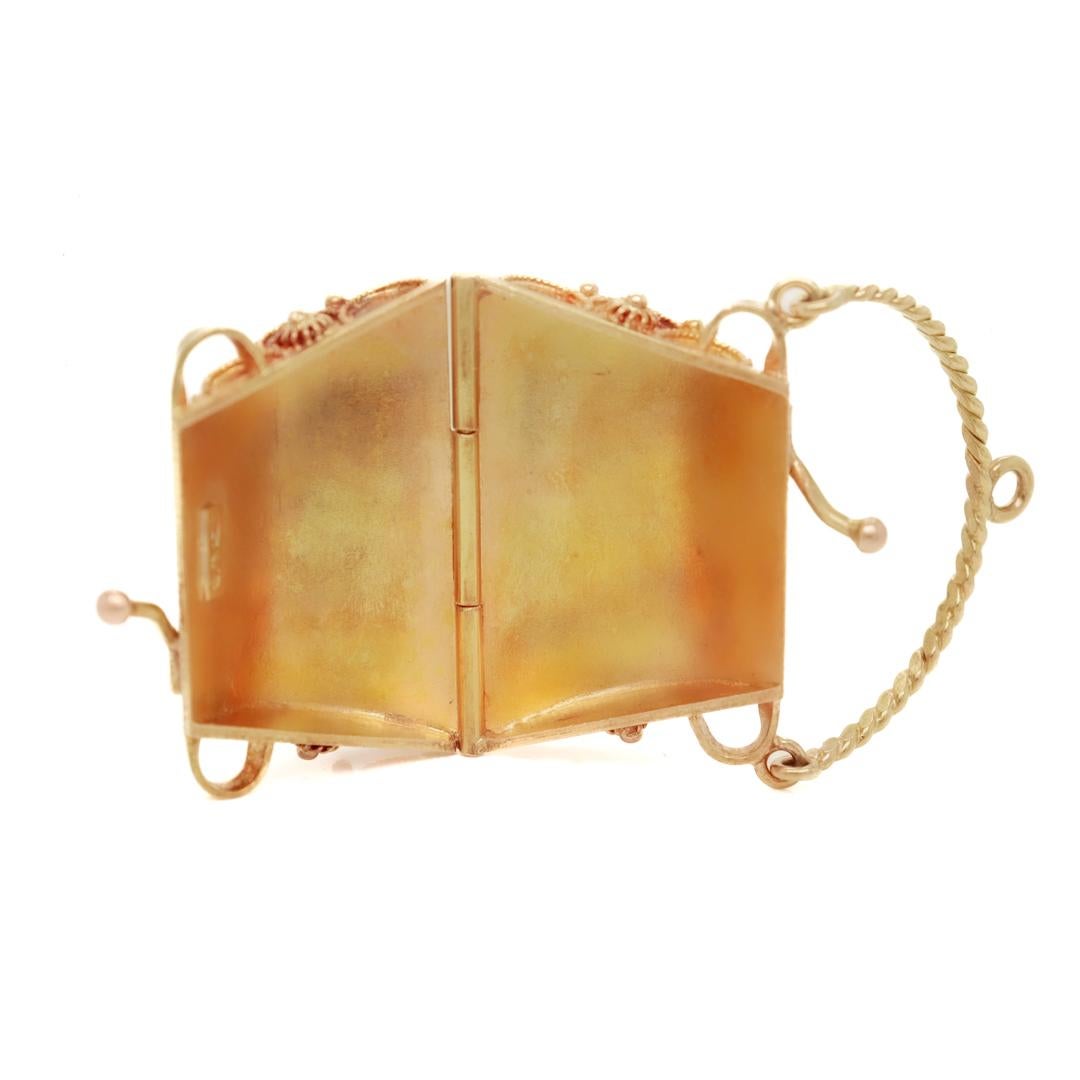 Pendentif ou breloque de sac à main figuratif du milieu du siècle en or 18 carats et serti de rubis en vente 1