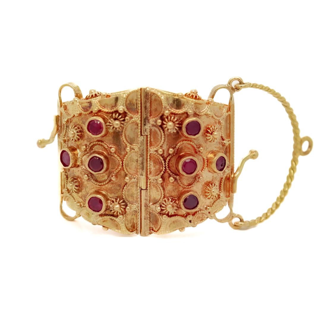 Pendentif ou breloque de sac à main figuratif du milieu du siècle en or 18 carats et serti de rubis en vente 2
