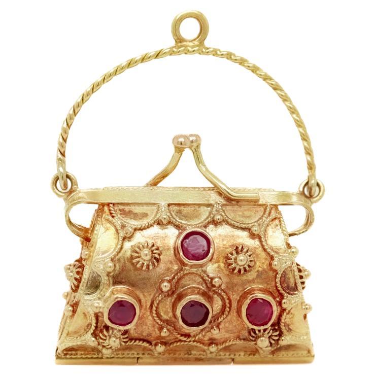 Pendentif ou breloque de sac à main figuratif du milieu du siècle en or 18 carats et serti de rubis en vente