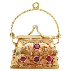Pendentif ou breloque de sac à main figuratif du milieu du siècle en or 18 carats et serti de rubis