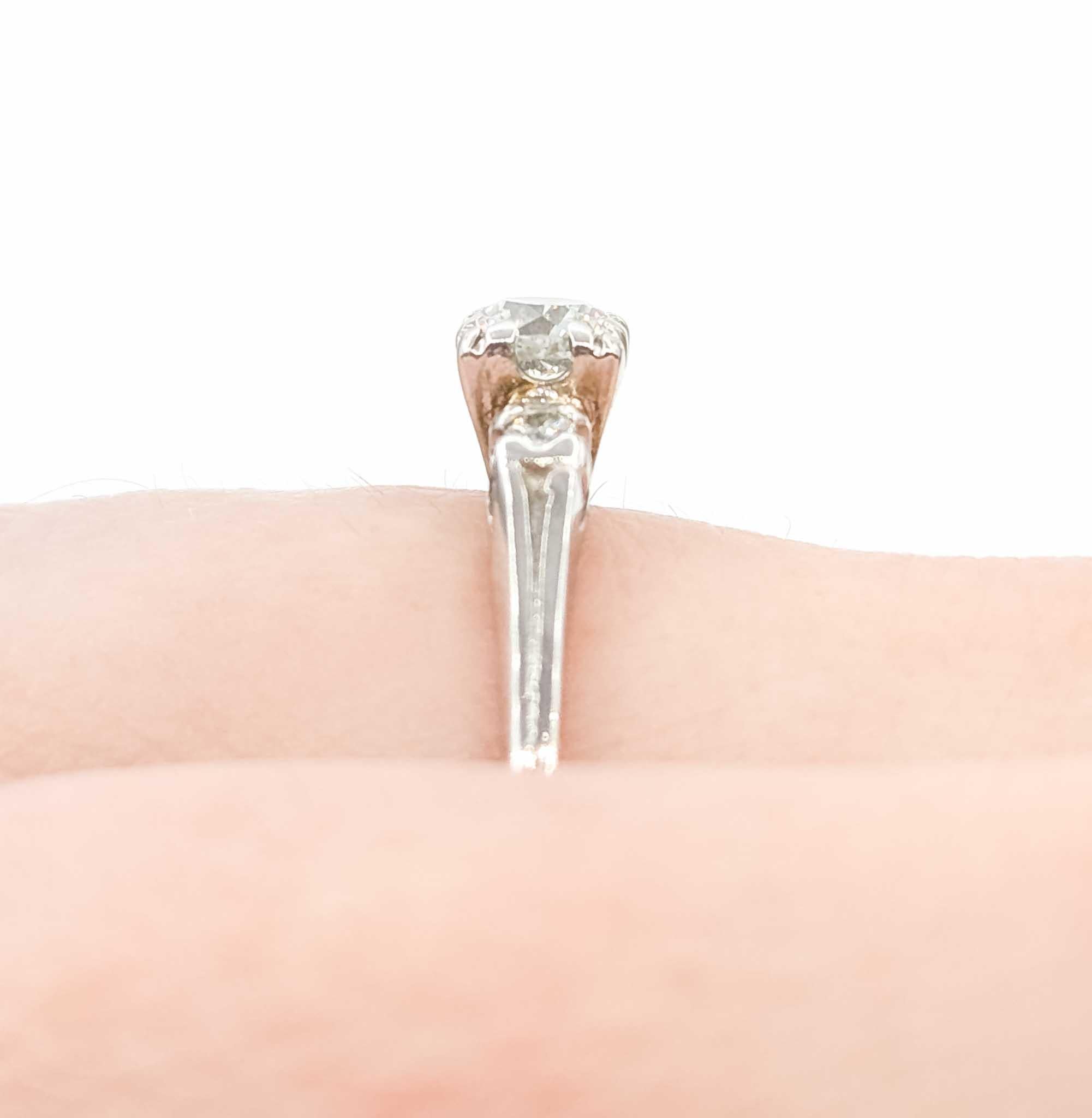 Taglio rotondo Anello Mid-Century in oro bianco 18k con 3 pietre di diamanti in vendita