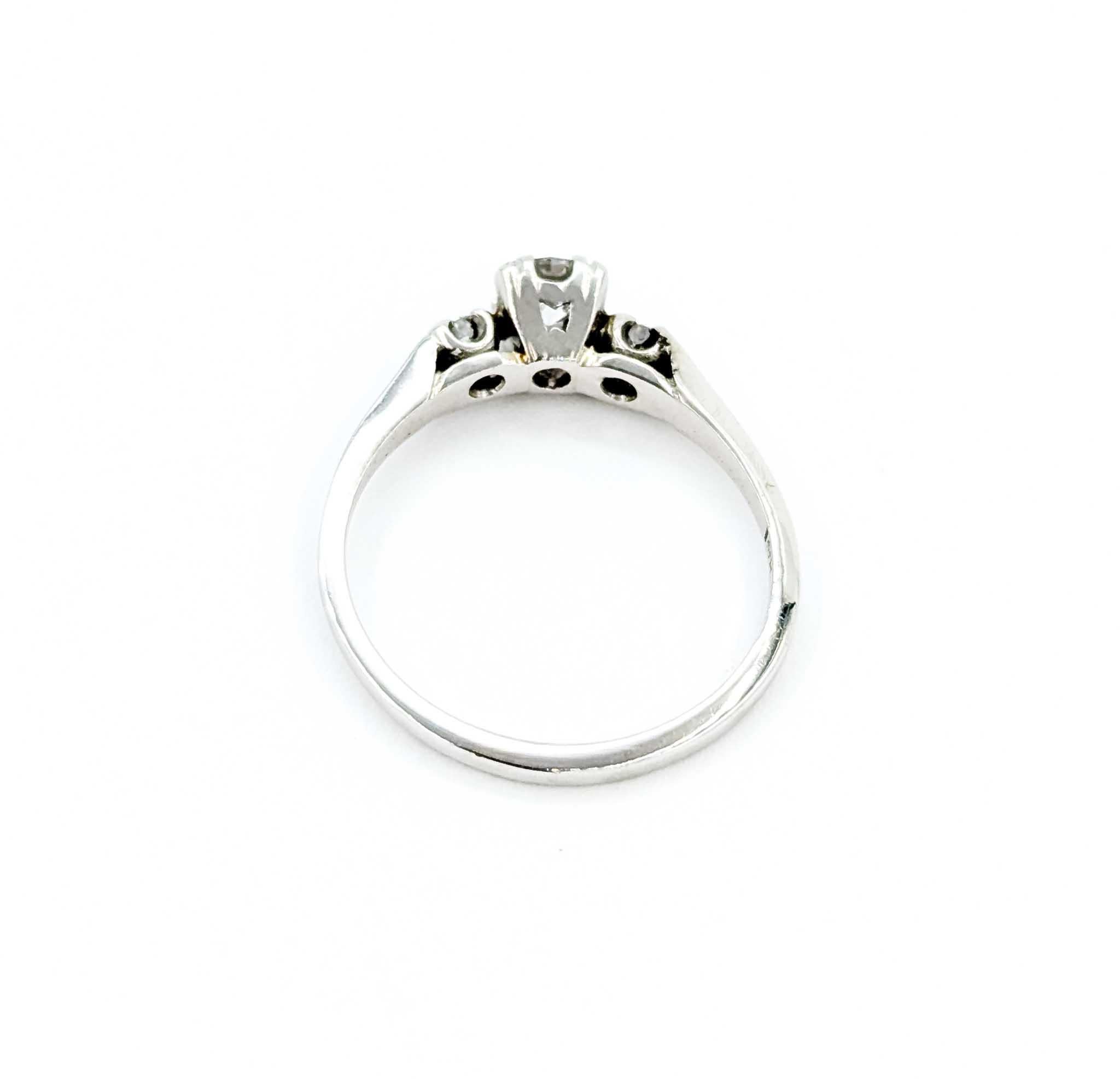 Anello Mid-Century in oro bianco 18k con 3 pietre di diamanti in vendita 1