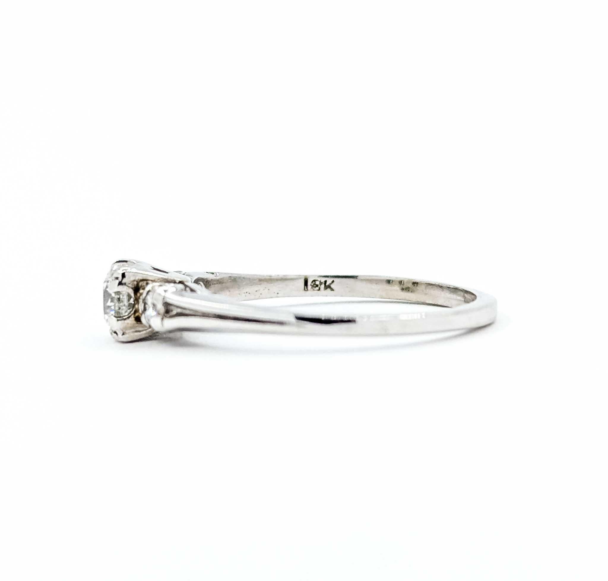 Anello Mid-Century in oro bianco 18k con 3 pietre di diamanti in vendita 2