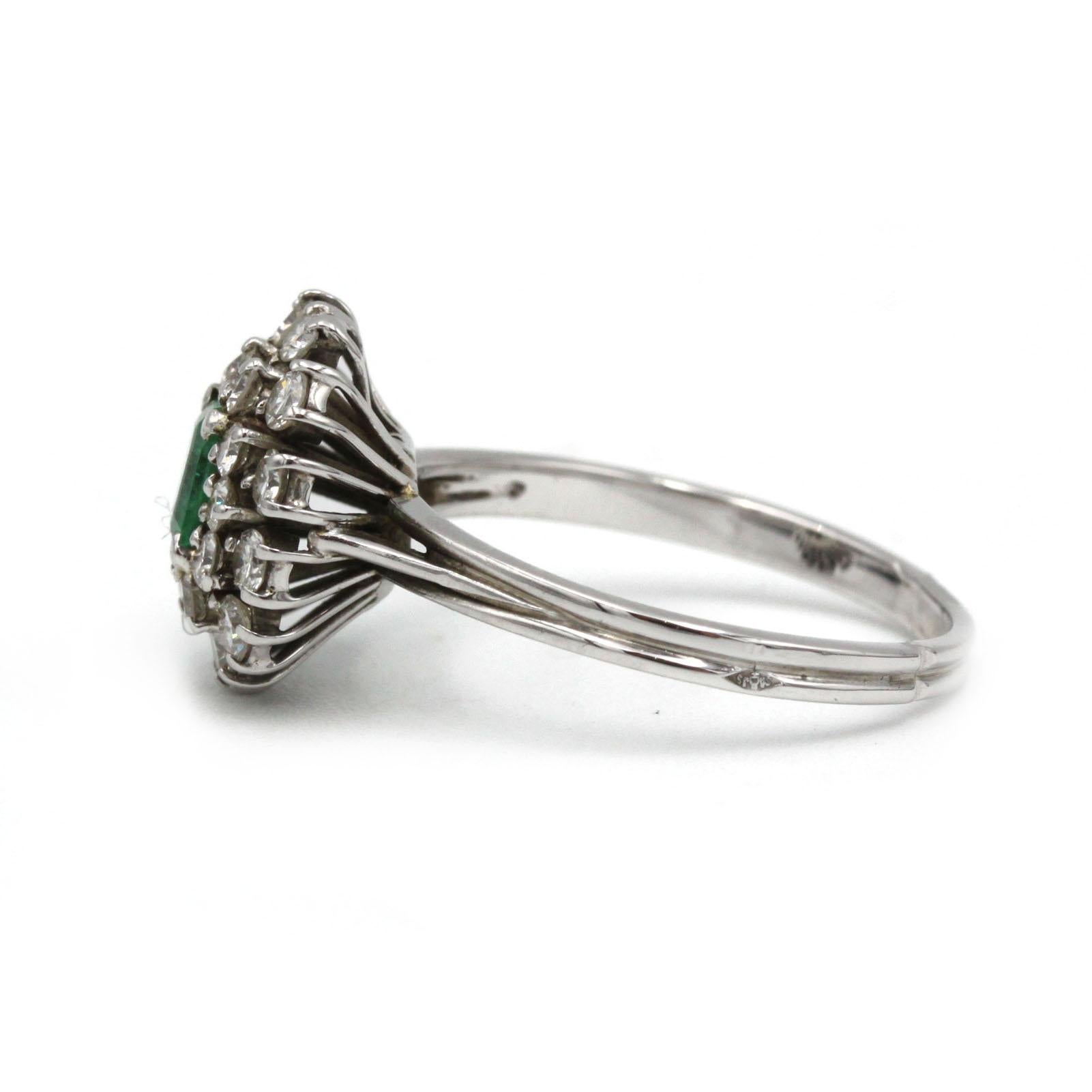 Post-War Mid-Century 18K White Gold Emerald & Diamond Daisy Cluster Ring For Sale