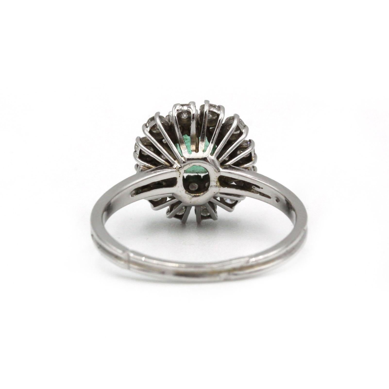 Mid-Century 18K White Gold Emerald & Diamond Daisy Cluster Ring In Good Condition For Sale In MONTMORENCY, FR
