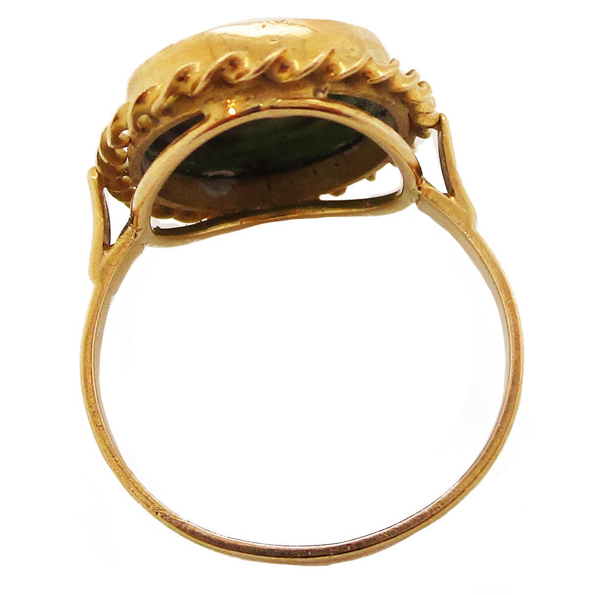 Women's or Men's Midcentury 18 Karat Yellow Gold Intaglio Carved Serpentine Ring