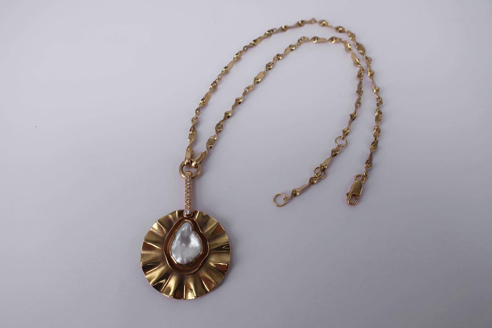Martelé Or jaune 18 carats serti de diamants et de perles biwa, milieu du siècle dernier en vente