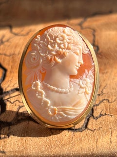 Mid Century 18K Yellow Gold Shell Cameo Brooch/Pendant 1960s