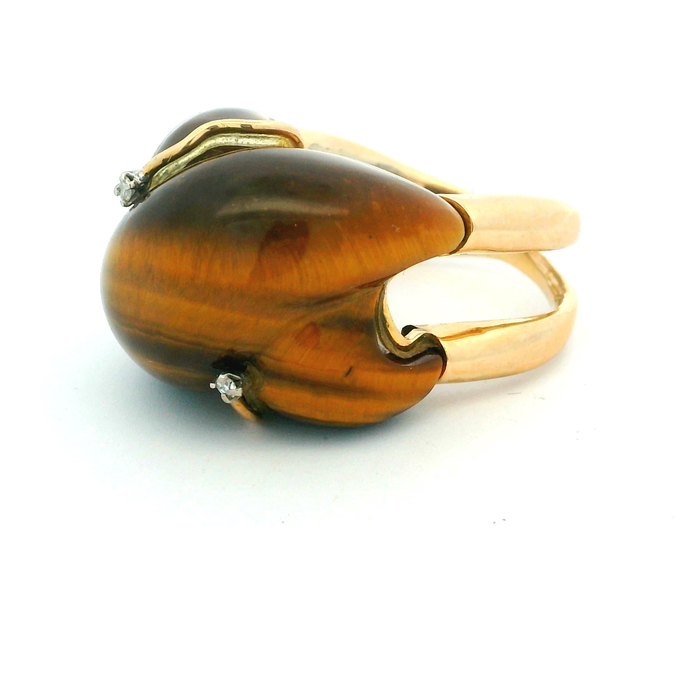 Modernista Anello Mid-Century in oro giallo 18 carati con occhio di tigre e diamanti Sugarloaf in vendita