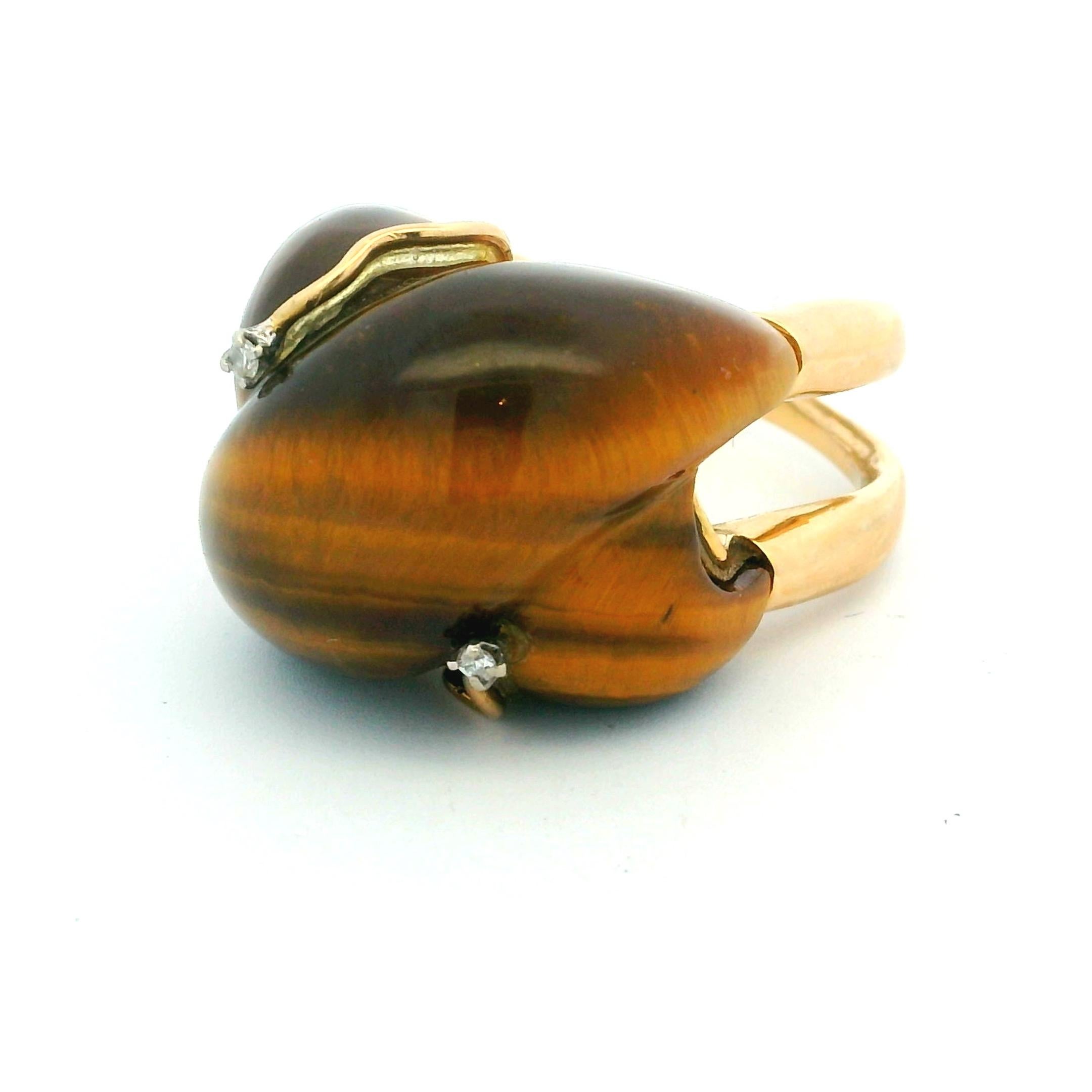 Taglio rotondo Anello Mid-Century in oro giallo 18 carati con occhio di tigre e diamanti Sugarloaf in vendita