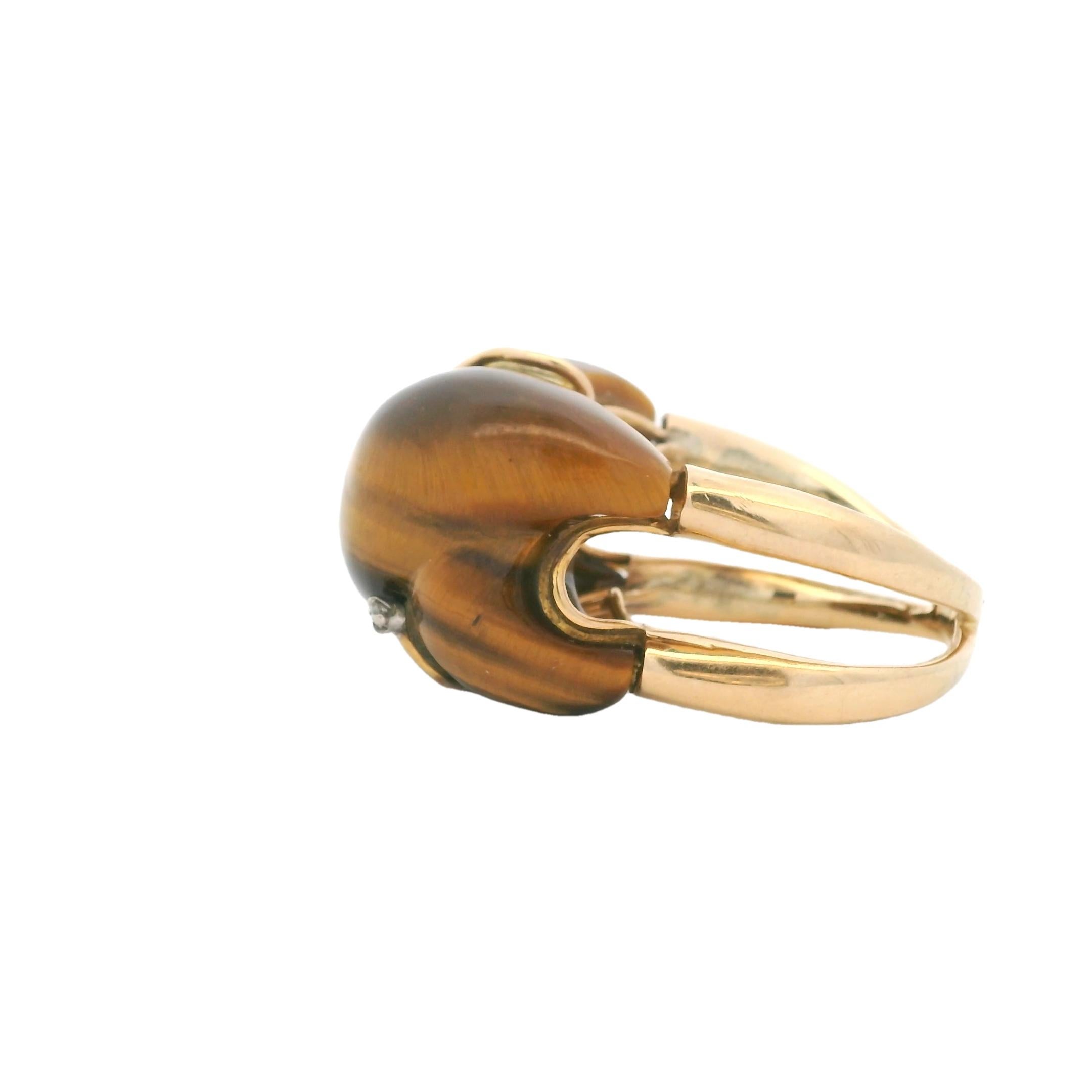 Anello Mid-Century in oro giallo 18 carati con occhio di tigre e diamanti Sugarloaf in vendita 1