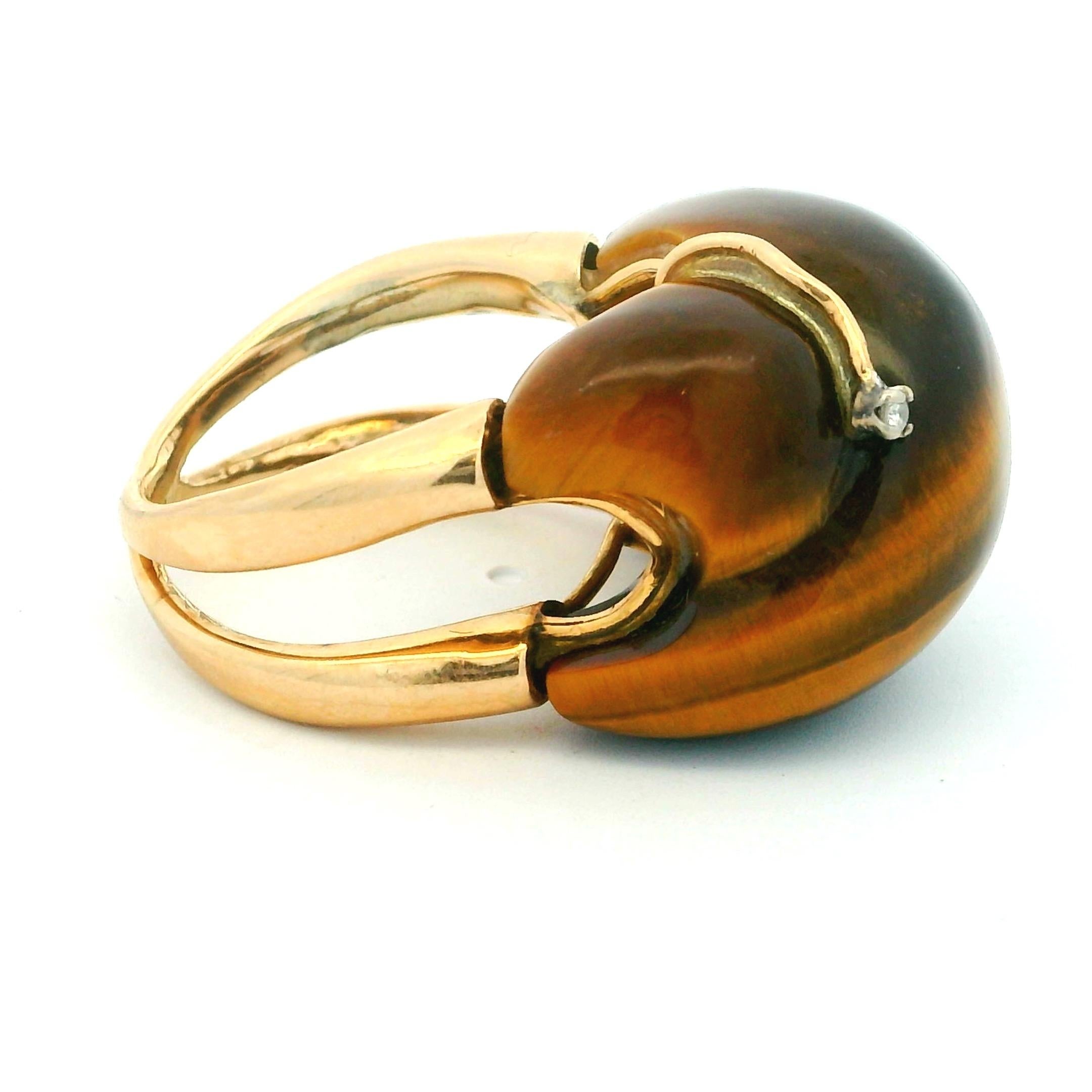 Anello Mid-Century in oro giallo 18 carati con occhio di tigre e diamanti Sugarloaf in vendita 1