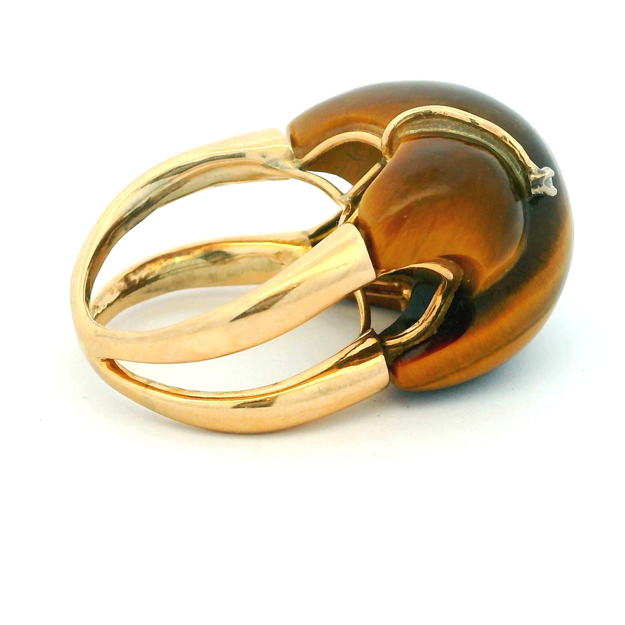 Anello Mid-Century in oro giallo 18 carati con occhio di tigre e diamanti Sugarloaf in vendita 2