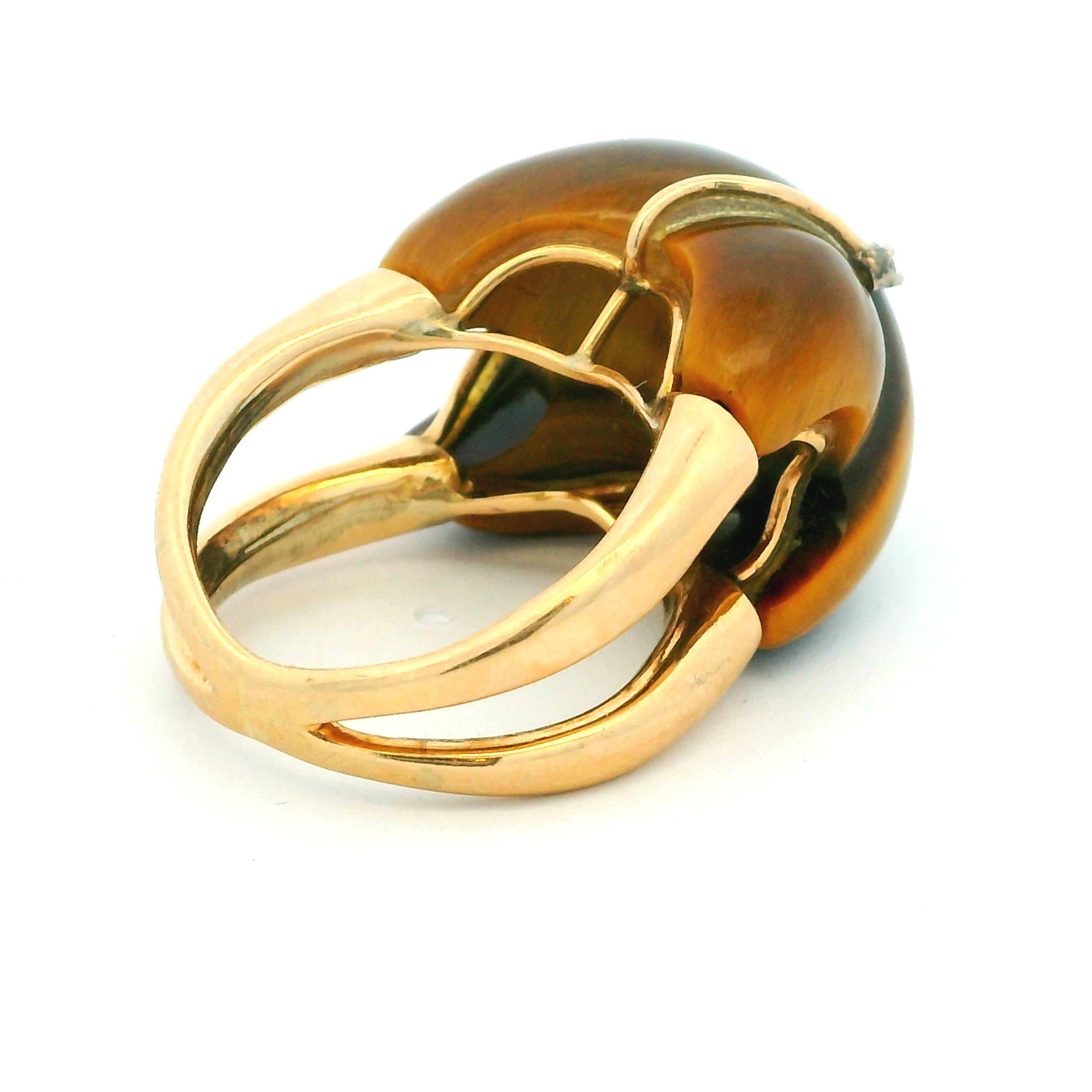 Anello Mid-Century in oro giallo 18 carati con occhio di tigre e diamanti Sugarloaf in vendita 3