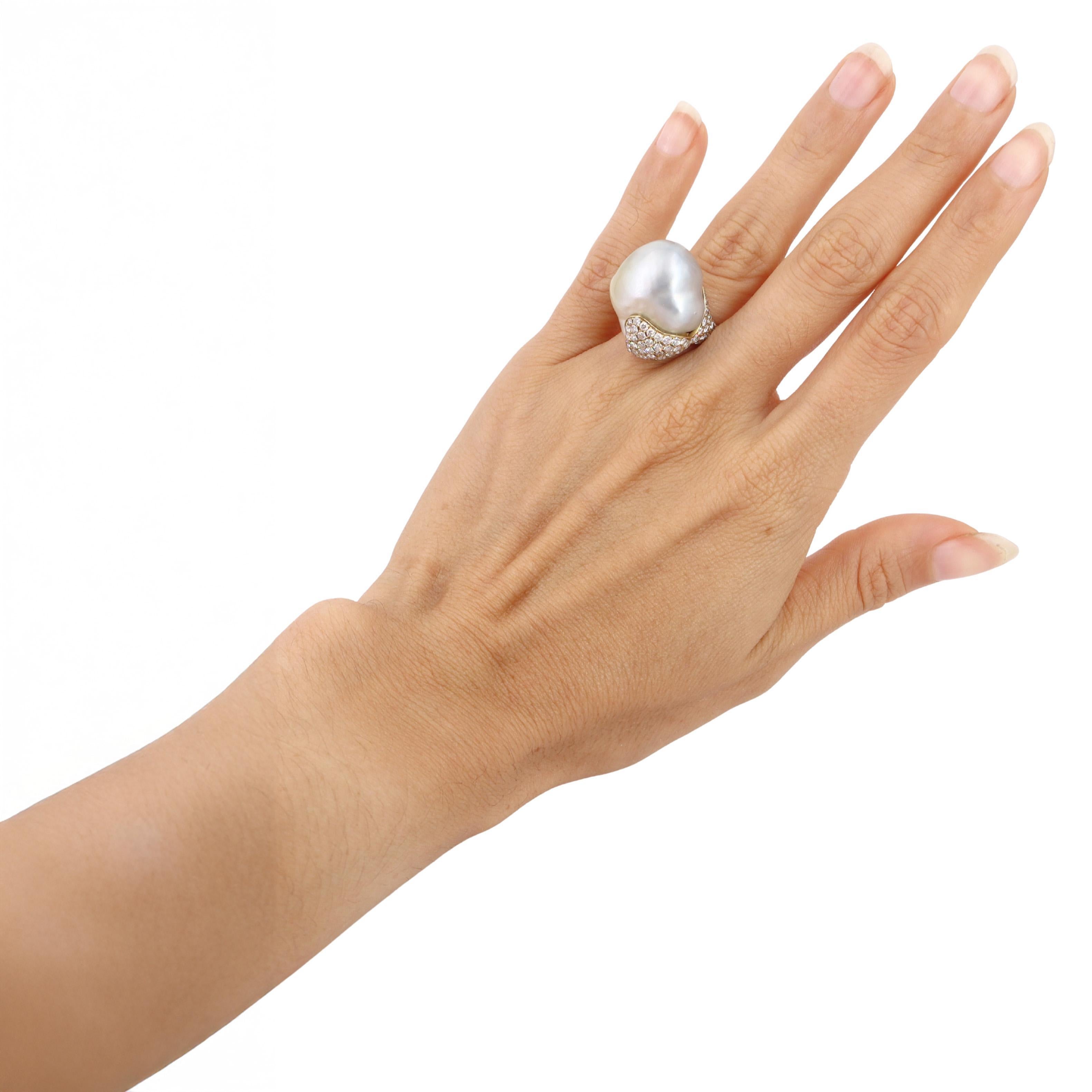 De la década de 1970, este atrevido anillo de mediados de siglo está expertamente elaborado en oro amarillo de 18 quilates y luce una espectacular perla natural barroca central, célebre por su forma orgánica única y su brillo luminoso. La importante