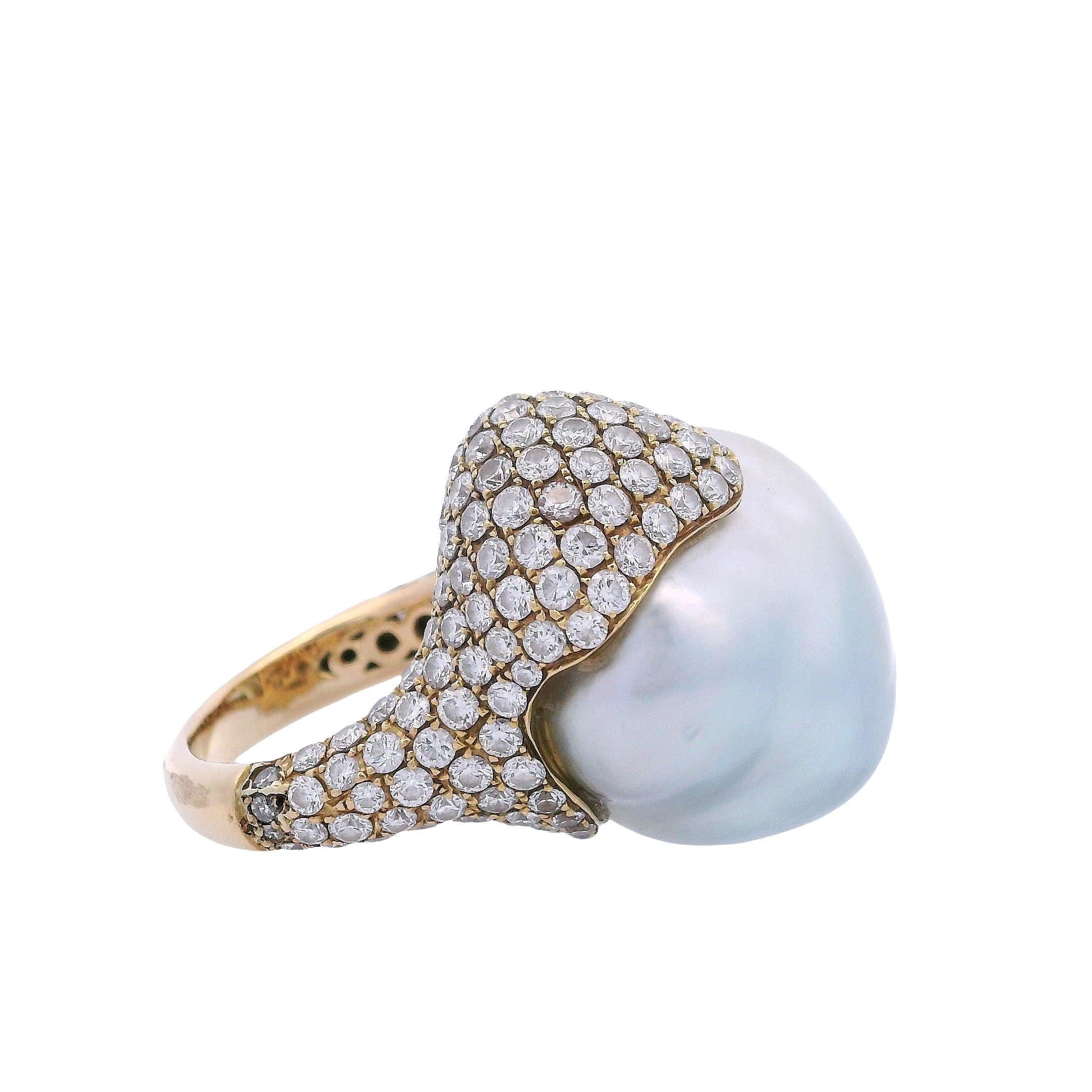 Anillo de oro de 18 quilates de mediados de siglo con pealr barroco y diamantes en Bueno estado para la venta en Aventura, FL
