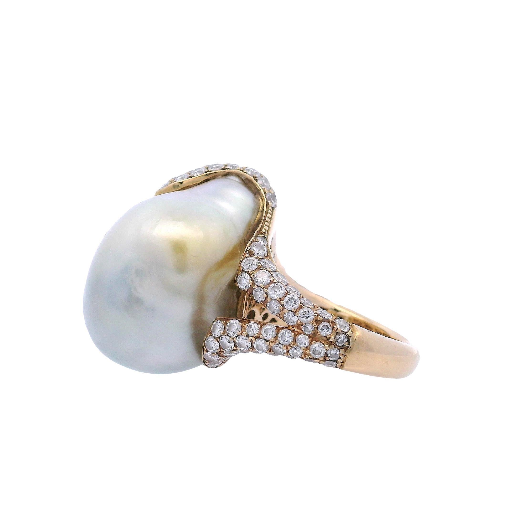 Femenino o masculino Anillo de oro de 18 quilates de mediados de siglo con pealr barroco y diamantes en venta