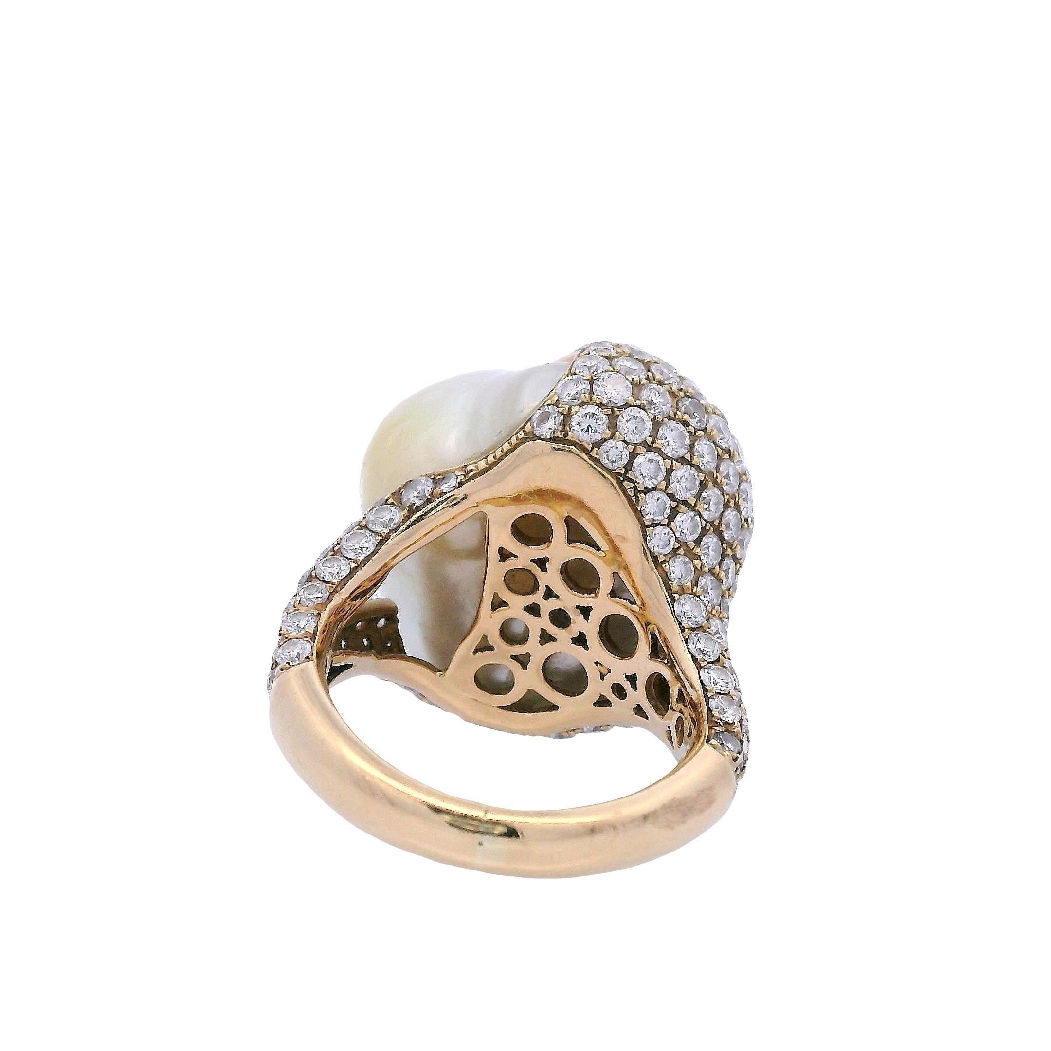 Anillo de oro de 18 quilates de mediados de siglo con pealr barroco y diamantes en venta 1