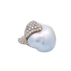 Anillo de oro de 18 quilates de mediados de siglo con pealr barroco y diamantes