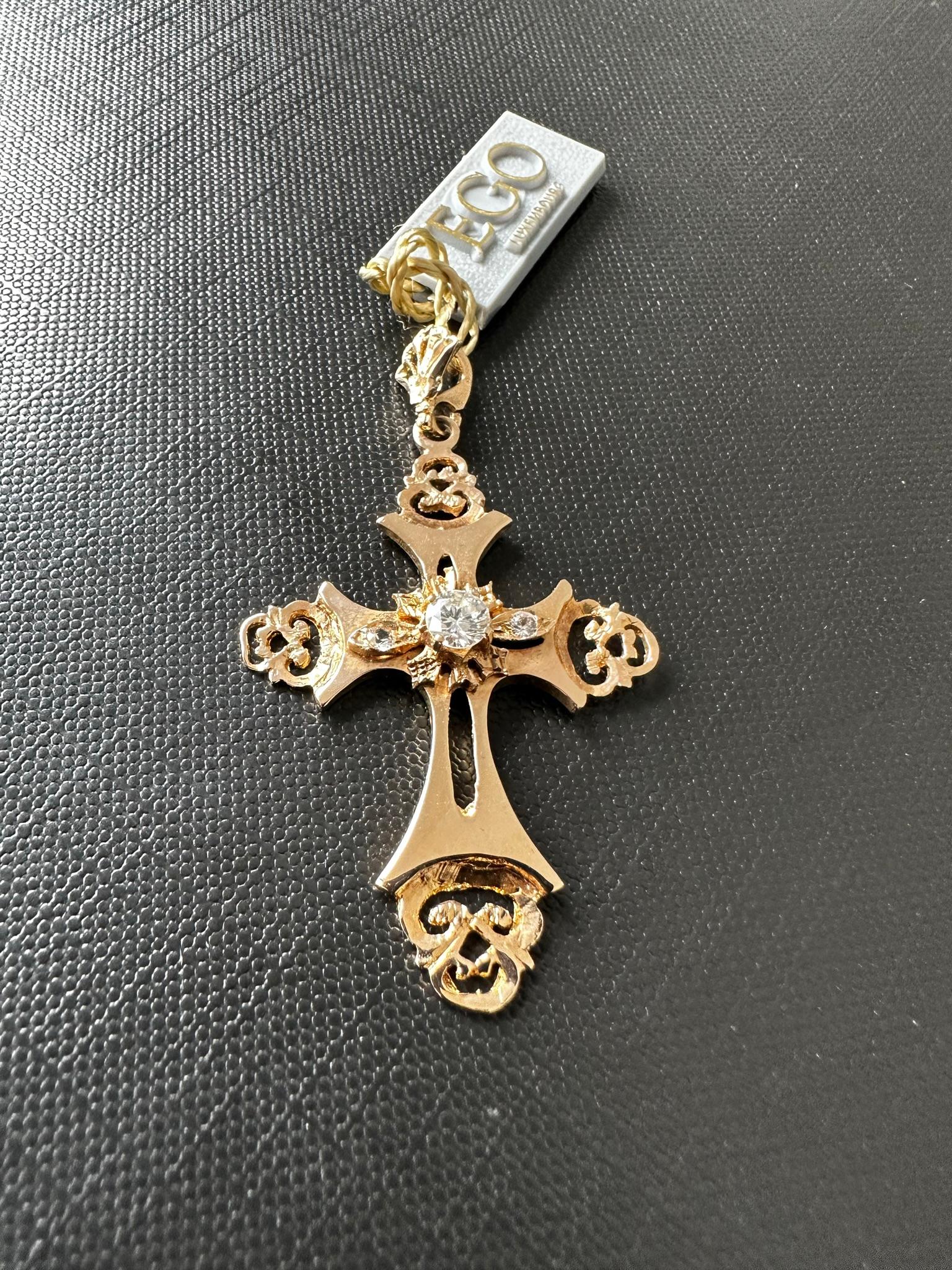 Mid-Century 18kt Yellow Gold Cross with Diamonds In Good Condition For Sale In Esch-Sur-Alzette, LU
