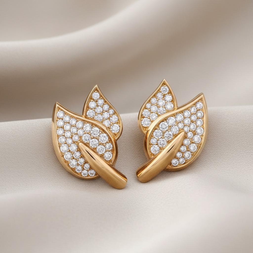 Taille ronde Boucles d'oreilles feuilles en or jaune 18kt du milieu du siècle avec 2.00 cts de diamants en vente