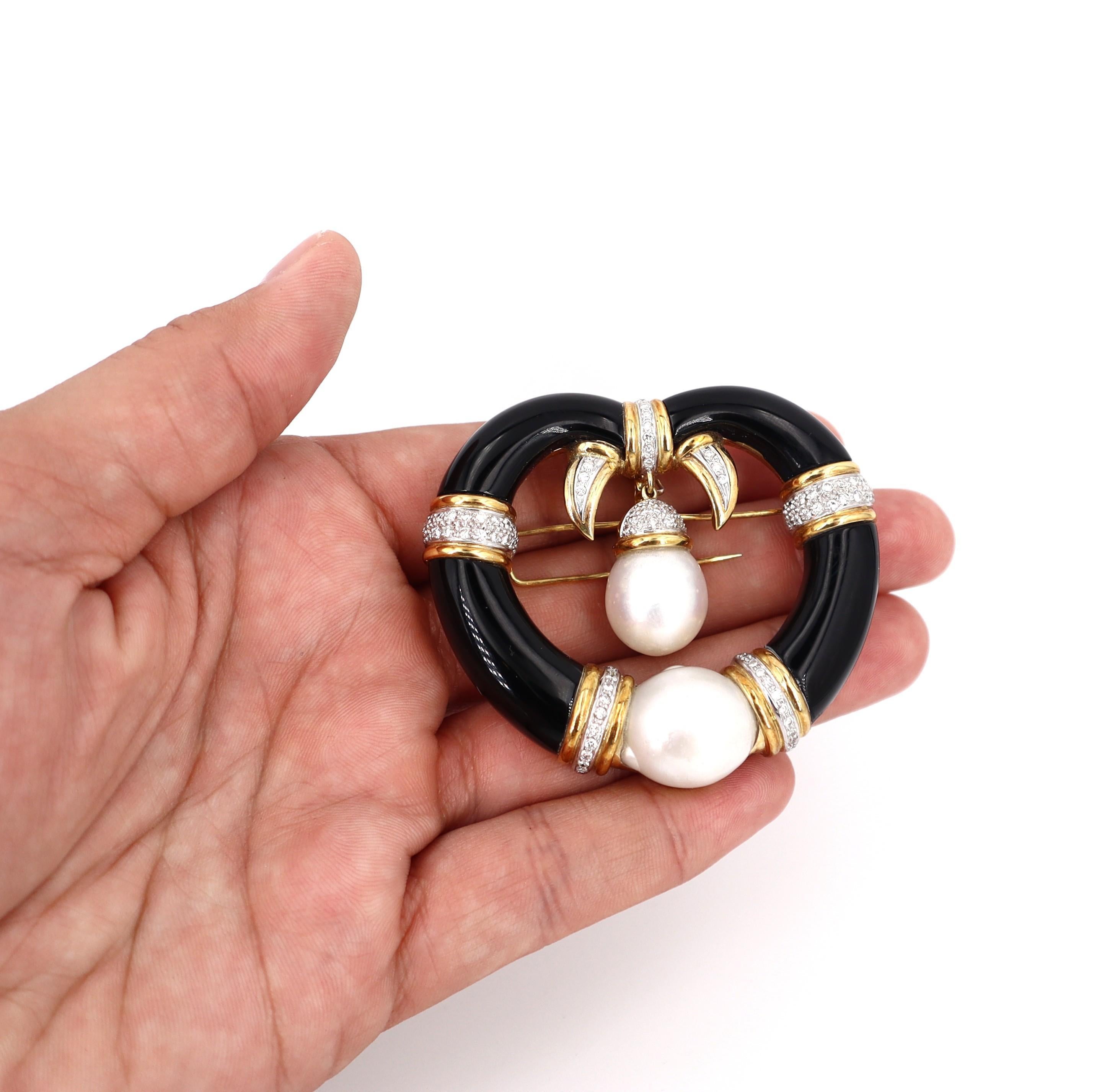 Colgante / Broche de oro amarillo de 18 quilates de mediados de siglo con diamantes, perlas y ónice en venta 1