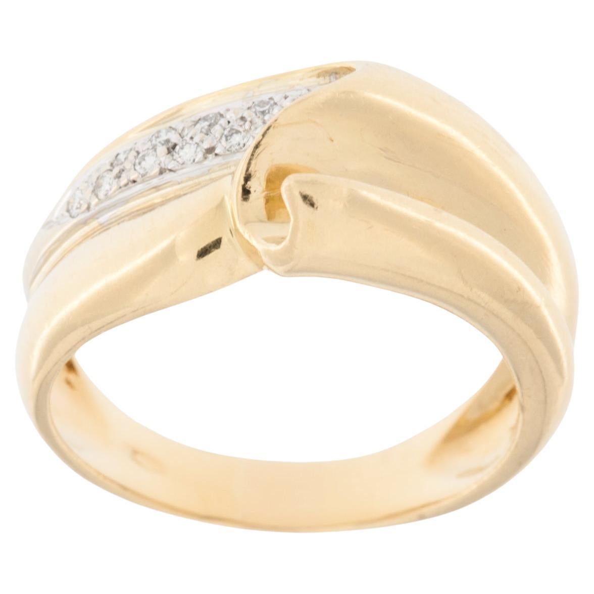 Mid-Century 18 karat Yellow Gold Ring with Diamonds For Sale