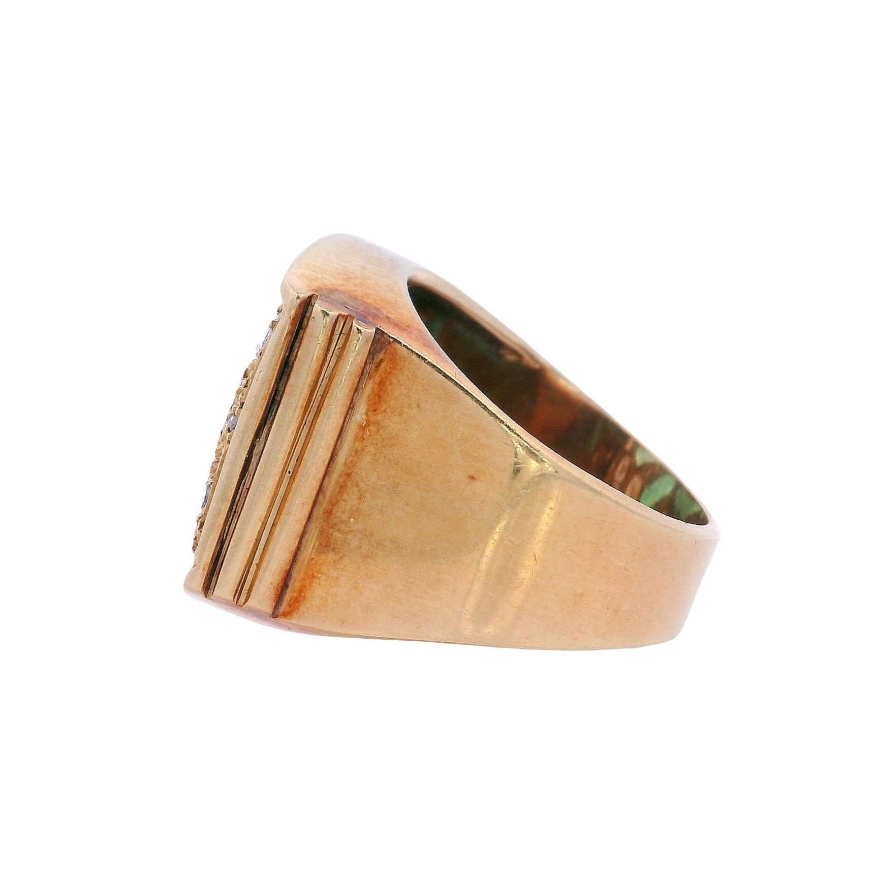 Anello in oro giallo 18kt di metà secolo con smeraldi e diamanti in vendita 2